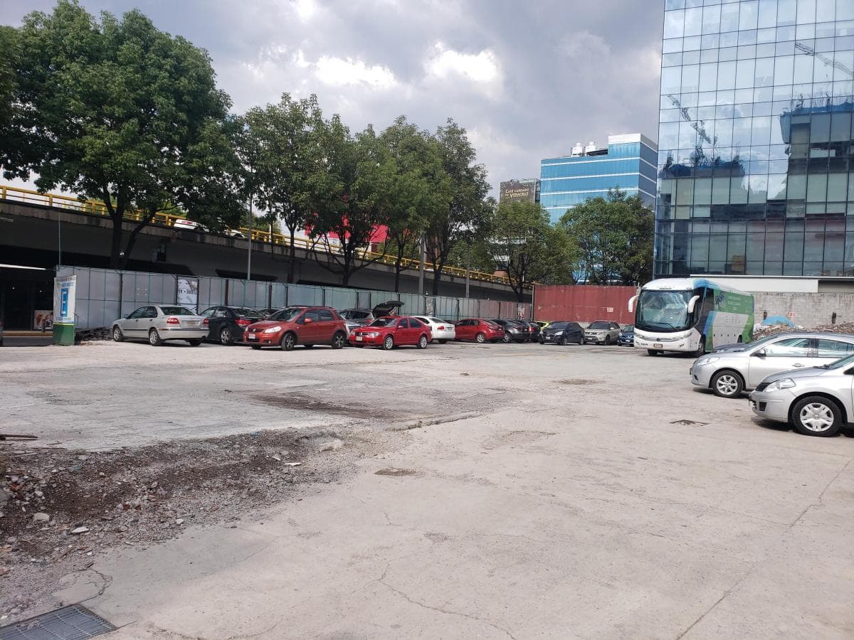 <p>Venta de Terreno $26,900,000 USD A TRATAR </p><p>Oportunidad de Inversión con uso de suelo mixto para 34 niveles </p><p><br></p><p>Plano, regular de 2065m2 de superficie en esquina ; </p><p>Doble frente 46m y 53m sobre avenidas de gran afluencia y magnifica ubicación. en Alcaldía Miguel Hidalgo, a minutos de Polanco.</p><p>24,000 m2 de construcción para 252 oficinas de 85 y 90m2 </p><p>24,000 m2 de construcción para 252 departamentos de 85 y 90m2 </p><p>15 niveles /hasta 17,000 m2 de construcción permitidos para Hotel </p><p>y el resto (7000m2) departamentos u oficinas </p><p><br></p><p>M&amp;sup2; de frente : 45 M&amp;sup2; de fondo : 46 Forma del terreno : Regular Uso de suelo : HM/34/ </p><p><br></p><p>Documentación en Regla / Trato Directo , NEGOCIABLE</p>