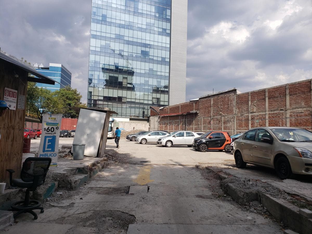 <p>Venta de Terreno $26,900,000 USD A TRATAR </p><p>Oportunidad de Inversión con uso de suelo mixto para 34 niveles </p><p><br></p><p>Plano, regular de 2065m2 de superficie en esquina ; </p><p>Doble frente 46m y 53m sobre avenidas de gran afluencia y magnifica ubicación. en Alcaldía Miguel Hidalgo, a minutos de Polanco.</p><p>24,000 m2 de construcción para 252 oficinas de 85 y 90m2 </p><p>24,000 m2 de construcción para 252 departamentos de 85 y 90m2 </p><p>15 niveles /hasta 17,000 m2 de construcción permitidos para Hotel </p><p>y el resto (7000m2) departamentos u oficinas </p><p><br></p><p>M&amp;sup2; de frente : 45 M&amp;sup2; de fondo : 46 Forma del terreno : Regular Uso de suelo : HM/34/ </p><p><br></p><p>Documentación en Regla / Trato Directo , NEGOCIABLE</p>