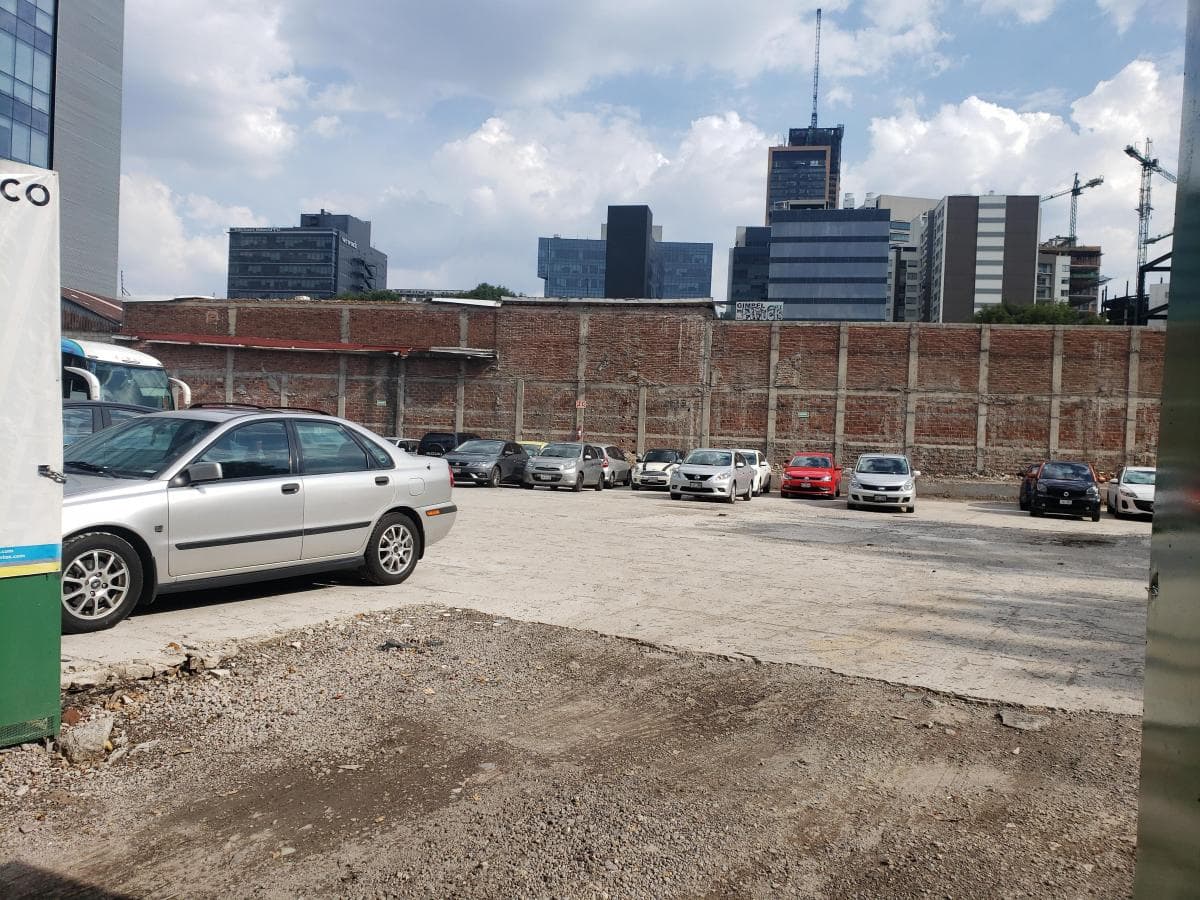<p>Venta de Terreno $26,900,000 USD A TRATAR </p><p>Oportunidad de Inversión con uso de suelo mixto para 34 niveles </p><p><br></p><p>Plano, regular de 2065m2 de superficie en esquina ; </p><p>Doble frente 46m y 53m sobre avenidas de gran afluencia y magnifica ubicación. en Alcaldía Miguel Hidalgo, a minutos de Polanco.</p><p>24,000 m2 de construcción para 252 oficinas de 85 y 90m2 </p><p>24,000 m2 de construcción para 252 departamentos de 85 y 90m2 </p><p>15 niveles /hasta 17,000 m2 de construcción permitidos para Hotel </p><p>y el resto (7000m2) departamentos u oficinas </p><p><br></p><p>M&amp;sup2; de frente : 45 M&amp;sup2; de fondo : 46 Forma del terreno : Regular Uso de suelo : HM/34/ </p><p><br></p><p>Documentación en Regla / Trato Directo , NEGOCIABLE</p>