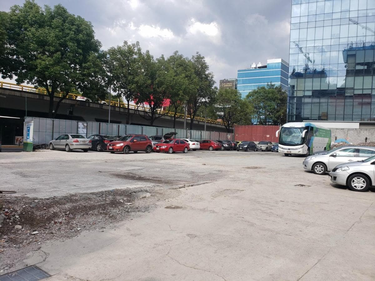 <p>Venta de Terreno $26,900,000 USD A TRATAR </p><p>Oportunidad de Inversión con uso de suelo mixto para 34 niveles </p><p><br></p><p>Plano, regular de 2065m2 de superficie en esquina ; </p><p>Doble frente 46m y 53m sobre avenidas de gran afluencia y magnifica ubicación. en Alcaldía Miguel Hidalgo, a minutos de Polanco.</p><p>24,000 m2 de construcción para 252 oficinas de 85 y 90m2 </p><p>24,000 m2 de construcción para 252 departamentos de 85 y 90m2 </p><p>15 niveles /hasta 17,000 m2 de construcción permitidos para Hotel </p><p>y el resto (7000m2) departamentos u oficinas </p><p><br></p><p>M&amp;sup2; de frente : 45 M&amp;sup2; de fondo : 46 Forma del terreno : Regular Uso de suelo : HM/34/ </p><p><br></p><p>Documentación en Regla / Trato Directo , NEGOCIABLE</p>