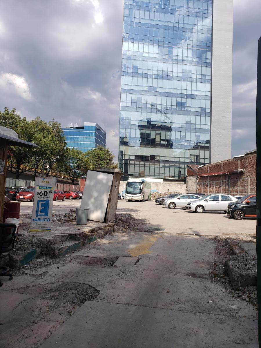 <p>Venta de Terreno $26,900,000 USD A TRATAR </p><p>Oportunidad de Inversión con uso de suelo mixto para 34 niveles </p><p><br></p><p>Plano, regular de 2065m2 de superficie en esquina ; </p><p>Doble frente 46m y 53m sobre avenidas de gran afluencia y magnifica ubicación. en Alcaldía Miguel Hidalgo, a minutos de Polanco.</p><p>24,000 m2 de construcción para 252 oficinas de 85 y 90m2 </p><p>24,000 m2 de construcción para 252 departamentos de 85 y 90m2 </p><p>15 niveles /hasta 17,000 m2 de construcción permitidos para Hotel </p><p>y el resto (7000m2) departamentos u oficinas </p><p><br></p><p>M&amp;sup2; de frente : 45 M&amp;sup2; de fondo : 46 Forma del terreno : Regular Uso de suelo : HM/34/ </p><p><br></p><p>Documentación en Regla / Trato Directo , NEGOCIABLE</p>