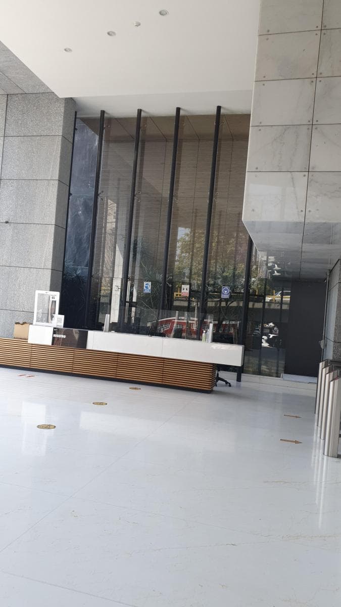 <p>VENTA: Edificio Corporativo con magnificos acabados , bahia de descenso vehicular, moderna recepción, 4 modernos elevadores directos a piso; baños para hombres y mujeres en cada piso. Uso de Suelo Comercial-Mixto Superficie total construida de 8720m2 14 niveles más terraza Vista Panorámica a la Ciudad en pisos altos 619m2 de superficie total utilizable por piso . 8 Niveles de estacionamiento para 200 autos Moderna fachada equipado con vidrios duovent aislantes de ruido y temperatura extrema Sistema de aire acondicionado de ultima generación en todos los pisos Sofisticado sistema de seguridad con circuito cerrado de TV Torniquetes electromagnéticos, plumas de acceso y salida Sistema de alarma y detección de incendios Ubicado en Avenida Rio San Joaquin a minutos de Polanco PRECIO A TRATAR /TRATO DIRECTO RENTA: $15.00 USD por M2 más $70.00 MN de mantenimiento por M2 DISPONIBLES A LA RENTA PISOS 12/13/14 Cada nivel cuenta con 612m2 (o 430 m2 y 495m2 según el piso que se elija ). 1 cajón de estacionamiento por cada 30m2 de oficina En Total son 4900 m2 de área rentable</p>