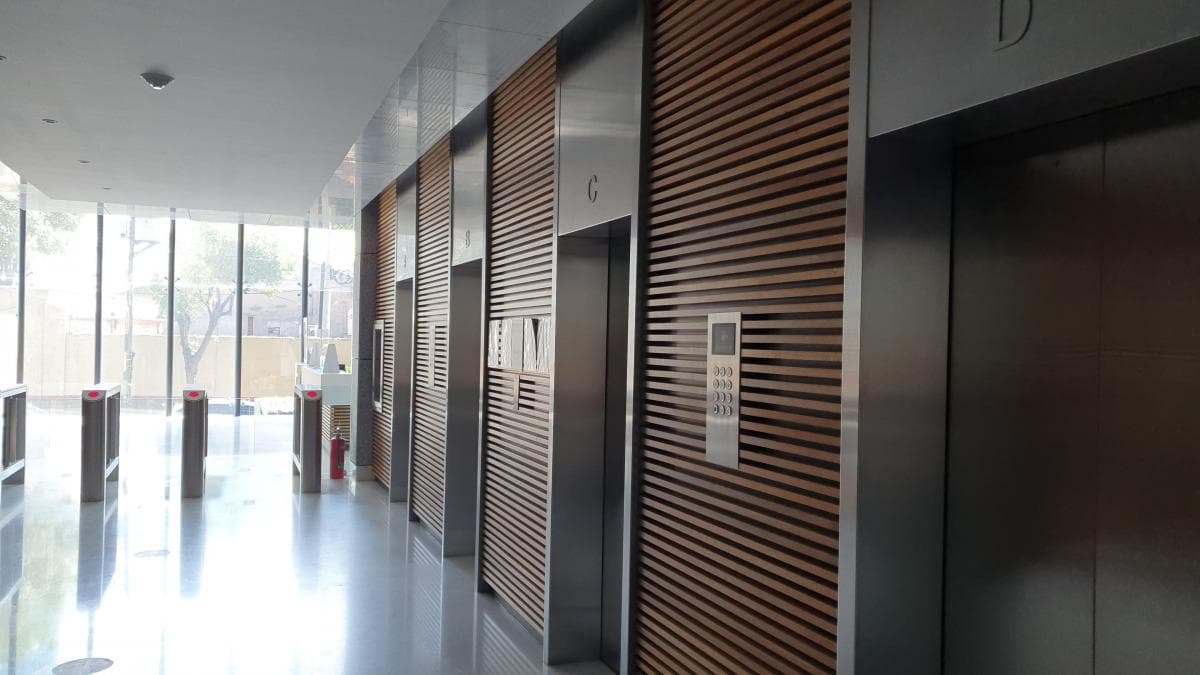<p>VENTA: Edificio Corporativo con magnificos acabados , bahia de descenso vehicular, moderna recepción, 4 modernos elevadores directos a piso; baños para hombres y mujeres en cada piso. Uso de Suelo Comercial-Mixto Superficie total construida de 8720m2 14 niveles más terraza Vista Panorámica a la Ciudad en pisos altos 619m2 de superficie total utilizable por piso . 8 Niveles de estacionamiento para 200 autos Moderna fachada equipado con vidrios duovent aislantes de ruido y temperatura extrema Sistema de aire acondicionado de ultima generación en todos los pisos Sofisticado sistema de seguridad con circuito cerrado de TV Torniquetes electromagnéticos, plumas de acceso y salida Sistema de alarma y detección de incendios Ubicado en Avenida Rio San Joaquin a minutos de Polanco PRECIO A TRATAR /TRATO DIRECTO RENTA: $15.00 USD por M2 más $70.00 MN de mantenimiento por M2 DISPONIBLES A LA RENTA PISOS 12/13/14 Cada nivel cuenta con 612m2 (o 430 m2 y 495m2 según el piso que se elija ). 1 cajón de estacionamiento por cada 30m2 de oficina En Total son 4900 m2 de área rentable</p>