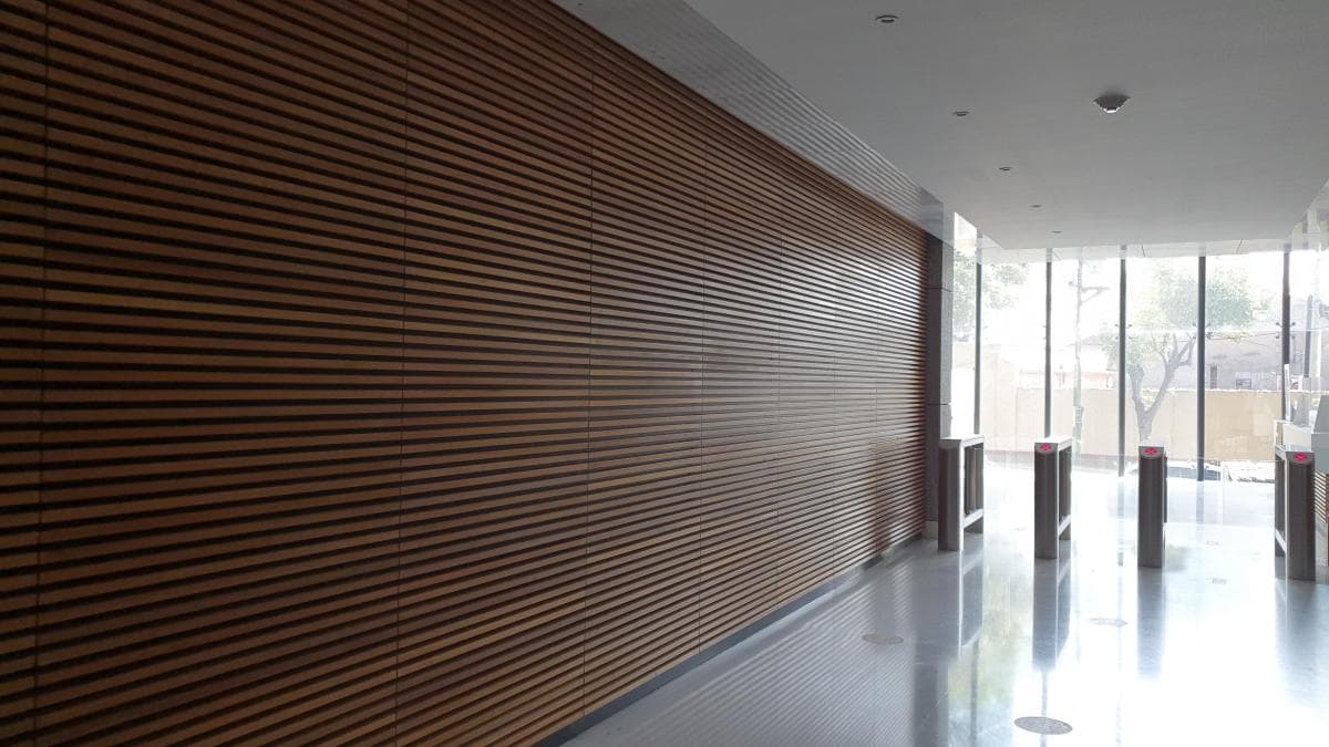 <p>VENTA: Edificio Corporativo con magnificos acabados , bahia de descenso vehicular, moderna recepción, 4 modernos elevadores directos a piso; baños para hombres y mujeres en cada piso. Uso de Suelo Comercial-Mixto Superficie total construida de 8720m2 14 niveles más terraza Vista Panorámica a la Ciudad en pisos altos 619m2 de superficie total utilizable por piso . 8 Niveles de estacionamiento para 200 autos Moderna fachada equipado con vidrios duovent aislantes de ruido y temperatura extrema Sistema de aire acondicionado de ultima generación en todos los pisos Sofisticado sistema de seguridad con circuito cerrado de TV Torniquetes electromagnéticos, plumas de acceso y salida Sistema de alarma y detección de incendios Ubicado en Avenida Rio San Joaquin a minutos de Polanco PRECIO A TRATAR /TRATO DIRECTO RENTA: $15.00 USD por M2 más $70.00 MN de mantenimiento por M2 DISPONIBLES A LA RENTA PISOS 12/13/14 Cada nivel cuenta con 612m2 (o 430 m2 y 495m2 según el piso que se elija ). 1 cajón de estacionamiento por cada 30m2 de oficina En Total son 4900 m2 de área rentable</p>