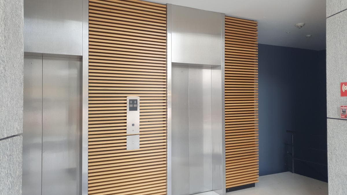 <p>VENTA: Edificio Corporativo con magnificos acabados , bahia de descenso vehicular, moderna recepción, 4 modernos elevadores directos a piso; baños para hombres y mujeres en cada piso. Uso de Suelo Comercial-Mixto Superficie total construida de 8720m2 14 niveles más terraza Vista Panorámica a la Ciudad en pisos altos 619m2 de superficie total utilizable por piso . 8 Niveles de estacionamiento para 200 autos Moderna fachada equipado con vidrios duovent aislantes de ruido y temperatura extrema Sistema de aire acondicionado de ultima generación en todos los pisos Sofisticado sistema de seguridad con circuito cerrado de TV Torniquetes electromagnéticos, plumas de acceso y salida Sistema de alarma y detección de incendios Ubicado en Avenida Rio San Joaquin a minutos de Polanco PRECIO A TRATAR /TRATO DIRECTO RENTA: $15.00 USD por M2 más $70.00 MN de mantenimiento por M2 DISPONIBLES A LA RENTA PISOS 12/13/14 Cada nivel cuenta con 612m2 (o 430 m2 y 495m2 según el piso que se elija ). 1 cajón de estacionamiento por cada 30m2 de oficina En Total son 4900 m2 de área rentable</p>