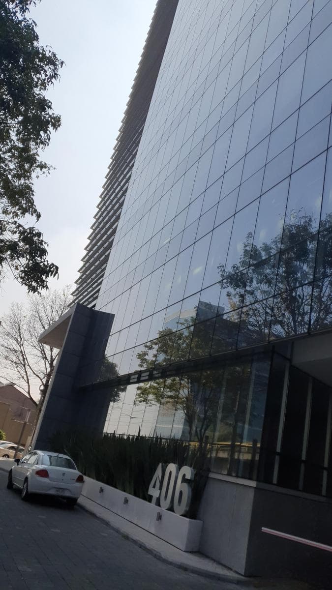 <p>VENTA: Edificio Corporativo con magnificos acabados , bahia de descenso vehicular, moderna recepción, 4 modernos elevadores directos a piso; baños para hombres y mujeres en cada piso. Uso de Suelo Comercial-Mixto Superficie total construida de 8720m2 14 niveles más terraza Vista Panorámica a la Ciudad en pisos altos 619m2 de superficie total utilizable por piso . 8 Niveles de estacionamiento para 200 autos Moderna fachada equipado con vidrios duovent aislantes de ruido y temperatura extrema Sistema de aire acondicionado de ultima generación en todos los pisos Sofisticado sistema de seguridad con circuito cerrado de TV Torniquetes electromagnéticos, plumas de acceso y salida Sistema de alarma y detección de incendios Ubicado en Avenida Rio San Joaquin a minutos de Polanco PRECIO A TRATAR /TRATO DIRECTO RENTA: $15.00 USD por M2 más $70.00 MN de mantenimiento por M2 DISPONIBLES A LA RENTA PISOS 12/13/14 Cada nivel cuenta con 612m2 (o 430 m2 y 495m2 según el piso que se elija ). 1 cajón de estacionamiento por cada 30m2 de oficina En Total son 4900 m2 de área rentable</p>