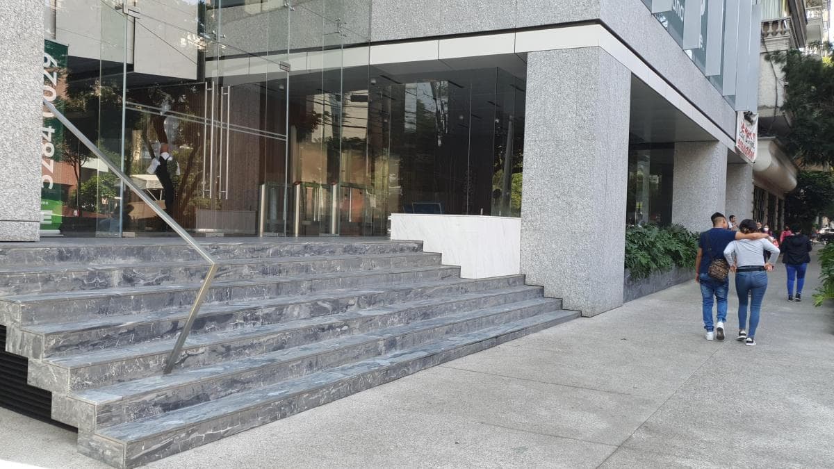<p>Moderno Edificio en Venta con uso de suelo mixto para estrenar !!! $28,490,000 USD 12 Niveles ; 8700 m2 de construcción total y 4515.39 m2 de ´superficie rentable ; 600 m2 de Terreno 4 elevadores Terraza con vista panorámica Acabados de excelente calidad mármol y granito ; vidrios Duovent en Fachada Cuenta con 3 elevadores principales y 1 de servicio. Planta de Luz Sistema de Grabación Digital Sistema Anti incendios Ubicado en una importante vía de tránsito vial y peatonal en Polanco ; corredor financiero y de servicios a pasos del Hospital Español , Plazas comerciales importantes y servicios. Cada nivel cuenta con terraza con vista panorámica y baños para damas y caballeros 180 Estacionamientos distribuidos en 6 sótanos de estacionamientos Áreas Verdes y fuente decorativa TRATO DIRECTO /NEGOCIABLE DOCUMENTACION EN REGLA Tenemos 8 Pisos disponibles de Renta de Oficinas en este magnifico Edificio: 500m2 de superficie (Se puede dividir desde 250m2) 1 estacionamiento por cada 30m2 $420.00 MN por M2 más $70.00 MN de mantenimiento por M2</p>