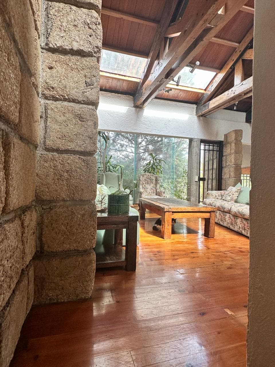 <p><span style="color: rgb(0, 0, 0);">¡Bienvenido a la casa de tus sueños en Tecamalcho! Esta espaciosa residencia ofrece comodidad y elegancia en un entorno tranquilo. Con un total de 620.82 m2 y una construcción de 279.79 m2, esta propiedad cuenta con 3 habitaciones, 3 baños y medio, además de espacio para 3 estacionamientos. ¡No pierdas la oportunidad de vivir en este oasis de serenidad y lujo! Contáctanos hoy mismo para más detalles y programar una visita. ¡Tu hogar ideal te espera en Tecamachalco!</span></p>