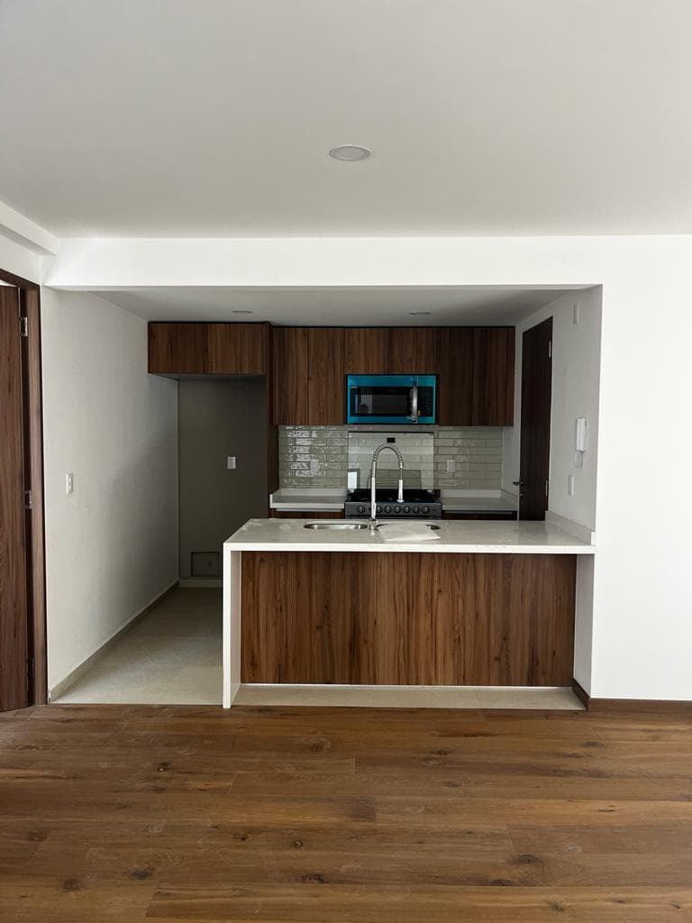 <p>La ubicación inigualable con que cuenta Michoacán 21 te permitirá vivir el día a día en tu departamento nuevo con todas las bondades que una colonia tan multicultural y exclusiva como Hipódromo Condesa te puede ofrecer: lo mejor en arquitectura, museos, restaurantes, boutiques, galerías y parques te quedará a tan sólo unos pasos, los suficientes como para que, al mismo tiempo, puedas salir de tu hogar a prácticamente cualquier punto. Departamentos de 94m² 2 Recámaras 2 Baños Cocina equipada Sala / Comedor Terraza / Balcón Área de servicio Excelente distribución Alberca Roof garden común Vigilancia Elevador Estacionamiento</p>