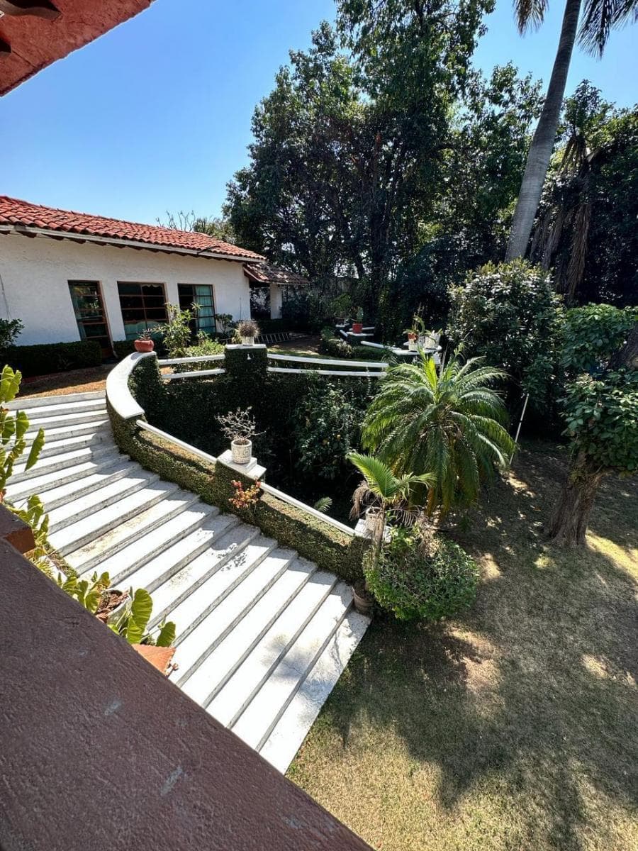 <p>Esta impresionante casa de ensueño te ofrece todo lo que necesitas para vivir el estilo de vida que siempre has deseado. Con una ubicación privilegiada en Tlaltenango, Cuernavaca, disfrutarás de la tranquilidad y la belleza natural que ofrece esta encantadora zona. Características principales: ️ 4 recámaras: Amplios espacios para toda la familia y los invitados. 3 baños: Comodidad y funcionalidad en cada rincón de la casa. 4 estacionamientos: Suficiente espacio para vehículos y visitantes. 3,082 m2 de terreno: ¡Tu propio paraíso al aire libre para explorar y disfrutar! 574 m2 de construcción: Diseño elegante y funcional para tu comodidad. Características Generales: -Chimenea -Alberca -Cuarto de servicio -Jardín Exterior Con una distribución espaciosa y luminosa, esta casa ofrece un ambiente acogedor y relajante en cada rincón. Disfruta de las hermosas vistas desde tu terraza privada, organiza reuniones familiares en el amplio jardín o relájate junto a la piscina en los cálidos días de verano. No pierdas la oportunidad de hacer de esta casa tu nuevo hogar. ¡Contáctanos hoy mismo para programar una visita y descubre todas las maravillas que esta propiedad tiene para ofrecer! ¡Tu sueño de vivir en Tlaltenango, Cuernavaca, está a solo un paso de hacerse realidad!</p>