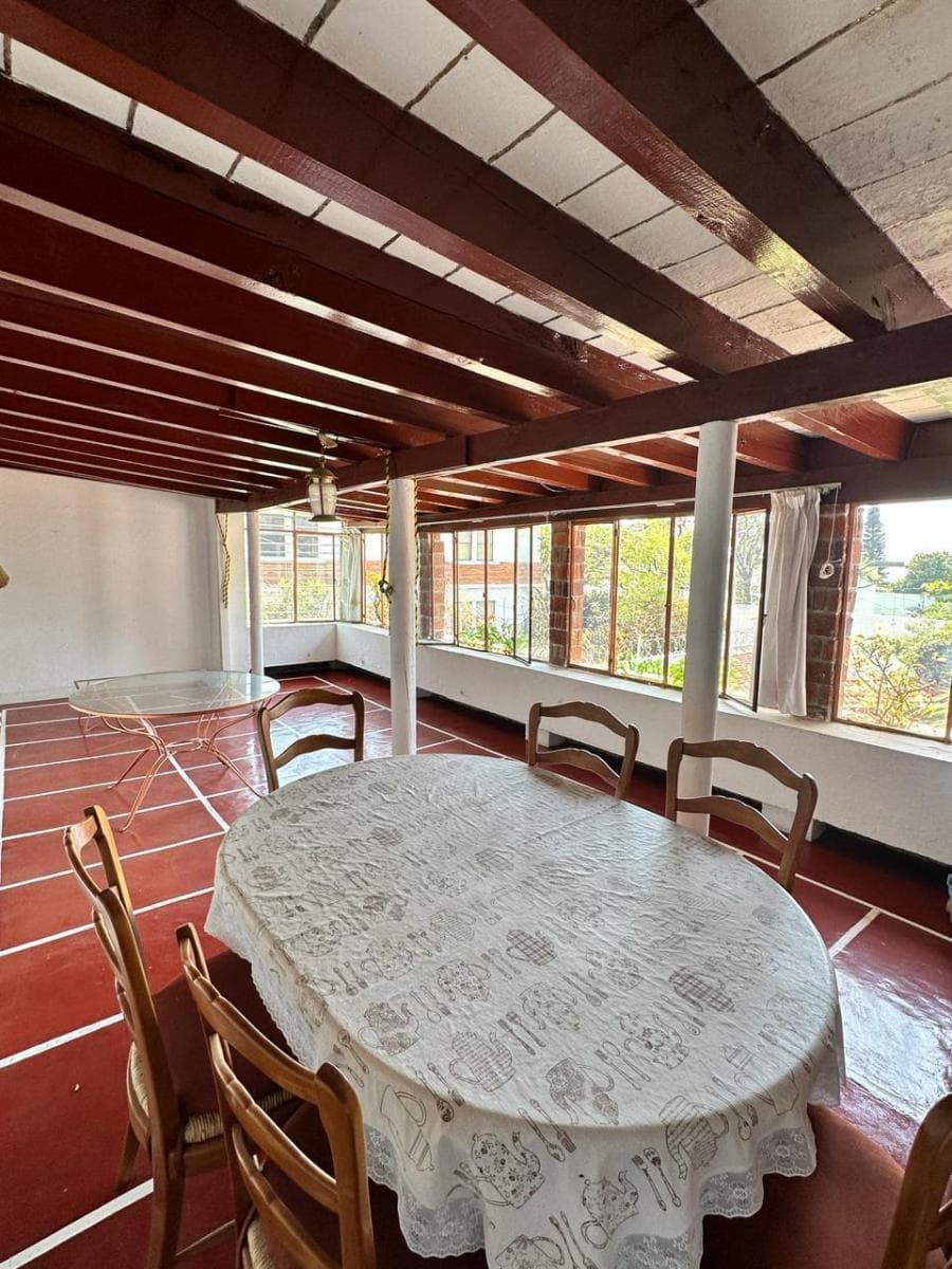 <p>Esta impresionante casa de ensueño te ofrece todo lo que necesitas para vivir el estilo de vida que siempre has deseado. Con una ubicación privilegiada en Tlaltenango, Cuernavaca, disfrutarás de la tranquilidad y la belleza natural que ofrece esta encantadora zona. Características principales: ️ 4 recámaras: Amplios espacios para toda la familia y los invitados. 3 baños: Comodidad y funcionalidad en cada rincón de la casa. 4 estacionamientos: Suficiente espacio para vehículos y visitantes. 3,082 m2 de terreno: ¡Tu propio paraíso al aire libre para explorar y disfrutar! 574 m2 de construcción: Diseño elegante y funcional para tu comodidad. Características Generales: -Chimenea -Alberca -Cuarto de servicio -Jardín Exterior Con una distribución espaciosa y luminosa, esta casa ofrece un ambiente acogedor y relajante en cada rincón. Disfruta de las hermosas vistas desde tu terraza privada, organiza reuniones familiares en el amplio jardín o relájate junto a la piscina en los cálidos días de verano. No pierdas la oportunidad de hacer de esta casa tu nuevo hogar. ¡Contáctanos hoy mismo para programar una visita y descubre todas las maravillas que esta propiedad tiene para ofrecer! ¡Tu sueño de vivir en Tlaltenango, Cuernavaca, está a solo un paso de hacerse realidad!</p>