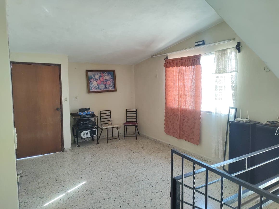 <p><span style="color: rgb(0, 0, 0);">Se encuentra en una excelente zona, a tan solo siete cuadras del Parque de Santiago.</span></p><p><span style="color: rgb(0, 0, 0);">En una calle con muy poco tráfico en dónde no pasan los camiones.</span></p><p><span style="color: rgb(0, 0, 0);">Casa céntrica de dos plantas, en la planta baja cuenta con cochera para tres autos. Sala, comedor, cocina y una recámara con un baño completo.</span></p><p><span style="color: rgb(0, 0, 0);">En la planta alta posee tres recámaras, un baño completo, sala de TV y una terraza con hermosa vista.</span></p><p><span style="color: rgb(0, 0, 0);">Amplio patio con piscina.</span></p>