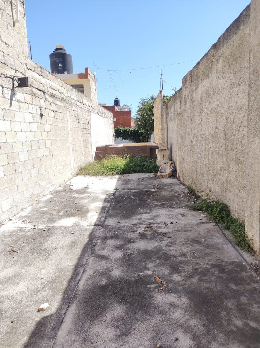 <p><span style="color: rgb(0, 0, 0);">Se encuentra en una excelente zona, a tan solo siete cuadras del Parque de Santiago.</span></p><p><span style="color: rgb(0, 0, 0);">En una calle con muy poco tráfico en dónde no pasan los camiones.</span></p><p><span style="color: rgb(0, 0, 0);">Casa céntrica de dos plantas, en la planta baja cuenta con cochera para tres autos. Sala, comedor, cocina y una recámara con un baño completo.</span></p><p><span style="color: rgb(0, 0, 0);">En la planta alta posee tres recámaras, un baño completo, sala de TV y una terraza con hermosa vista.</span></p><p><span style="color: rgb(0, 0, 0);">Amplio patio con piscina.</span></p>