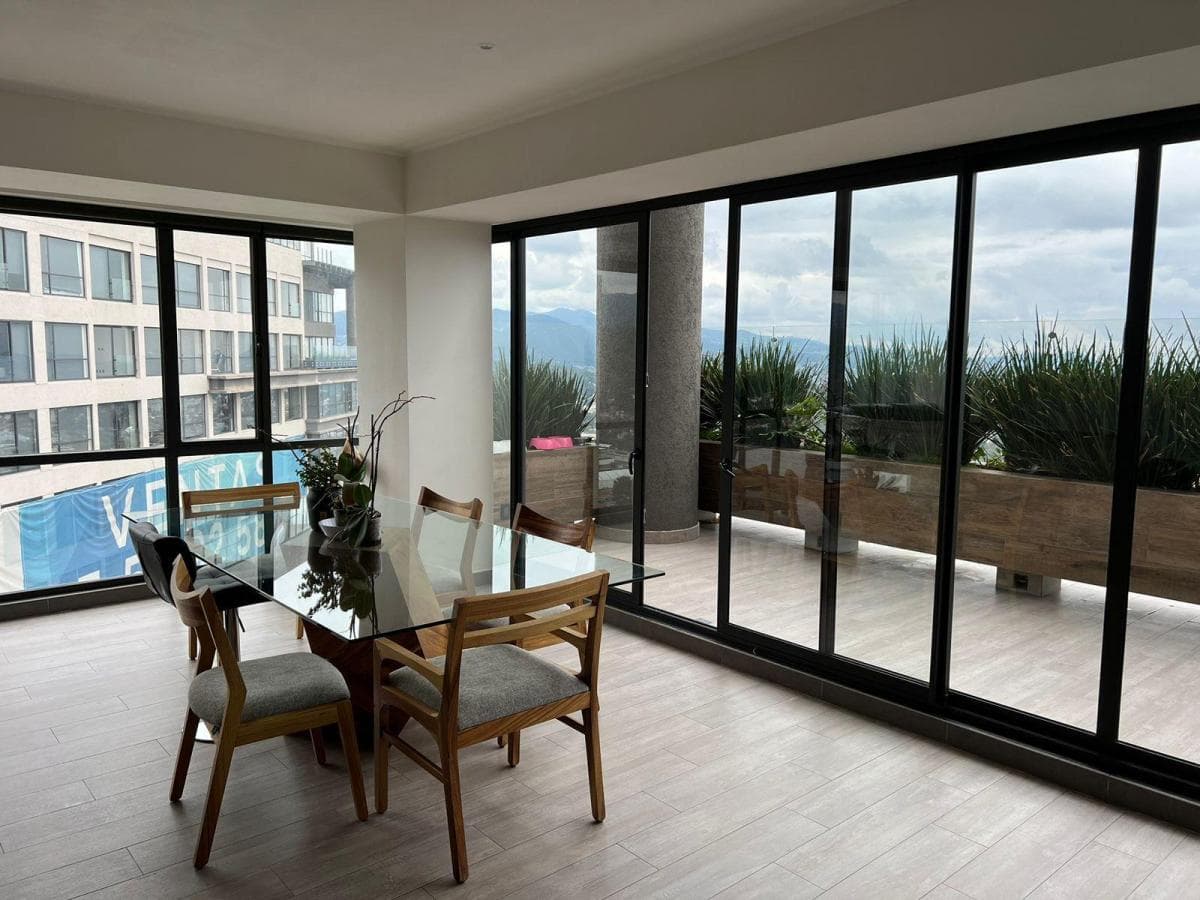<p>¡Vive en grande en este espectacular Pent House de dos niveles en Be Grand - Contadero! Con más de 220 metros interiores y una terraza de más de 31 metros, disfrutarás de lujo y comodidad en cada rincón. Ubicado en el piso 26, este Pent House ofrece una vista panorámica impresionante de la ciudad. Situado en la Torre 1 de 29 pisos, disfrutarás de una amplia gama de amenidades, incluyendo alberca, jacuzzi, spa, gimnasio, sports bar y más. Con una ubicación privilegiada cerca de Parque la Mexicana, supermercados, gasolineras, hospitales y centros comerciales, tendrás todo lo que necesitas a tu alcance. El amplio departamento cuenta con sala, comedor, cocina con área de lavado, cuarto de servicio, cuarto de televisión, baño de visitas y 3 recámaras, cada una con baño y vestidor. Además, incluye 3 estacionamientos para tu comodidad. ¡No dejes pasar esta oportunidad de vivir en un lugar único y exclusivo! Contáctame para más información y agenda una visita hoy mismo.</p>