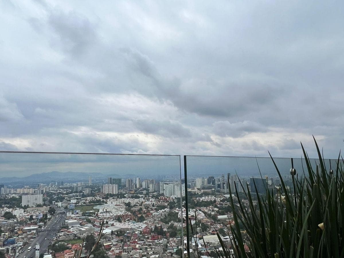 <p>¡Vive en grande en este espectacular Pent House de dos niveles en Be Grand - Contadero! Con más de 220 metros interiores y una terraza de más de 31 metros, disfrutarás de lujo y comodidad en cada rincón. Ubicado en el piso 26, este Pent House ofrece una vista panorámica impresionante de la ciudad. Situado en la Torre 1 de 29 pisos, disfrutarás de una amplia gama de amenidades, incluyendo alberca, jacuzzi, spa, gimnasio, sports bar y más. Con una ubicación privilegiada cerca de Parque la Mexicana, supermercados, gasolineras, hospitales y centros comerciales, tendrás todo lo que necesitas a tu alcance. El amplio departamento cuenta con sala, comedor, cocina con área de lavado, cuarto de servicio, cuarto de televisión, baño de visitas y 3 recámaras, cada una con baño y vestidor. Además, incluye 3 estacionamientos para tu comodidad. ¡No dejes pasar esta oportunidad de vivir en un lugar único y exclusivo! Contáctame para más información y agenda una visita hoy mismo.</p>