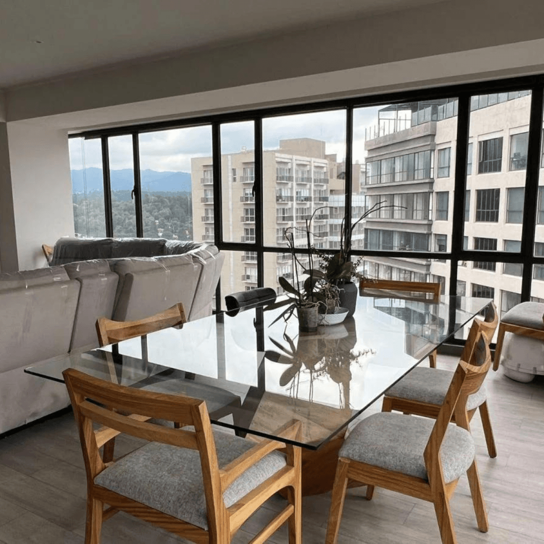 <p>¡Vive en grande en este espectacular Pent House de dos niveles en Be Grand - Contadero! Con más de 220 metros interiores y una terraza de más de 31 metros, disfrutarás de lujo y comodidad en cada rincón. Ubicado en el piso 26, este Pent House ofrece una vista panorámica impresionante de la ciudad. Situado en la Torre 1 de 29 pisos, disfrutarás de una amplia gama de amenidades, incluyendo alberca, jacuzzi, spa, gimnasio, sports bar y más. Con una ubicación privilegiada cerca de Parque la Mexicana, supermercados, gasolineras, hospitales y centros comerciales, tendrás todo lo que necesitas a tu alcance. El amplio departamento cuenta con sala, comedor, cocina con área de lavado, cuarto de servicio, cuarto de televisión, baño de visitas y 3 recámaras, cada una con baño y vestidor. Además, incluye 3 estacionamientos para tu comodidad. ¡No dejes pasar esta oportunidad de vivir en un lugar único y exclusivo! Contáctame para más información y agenda una visita hoy mismo.</p>