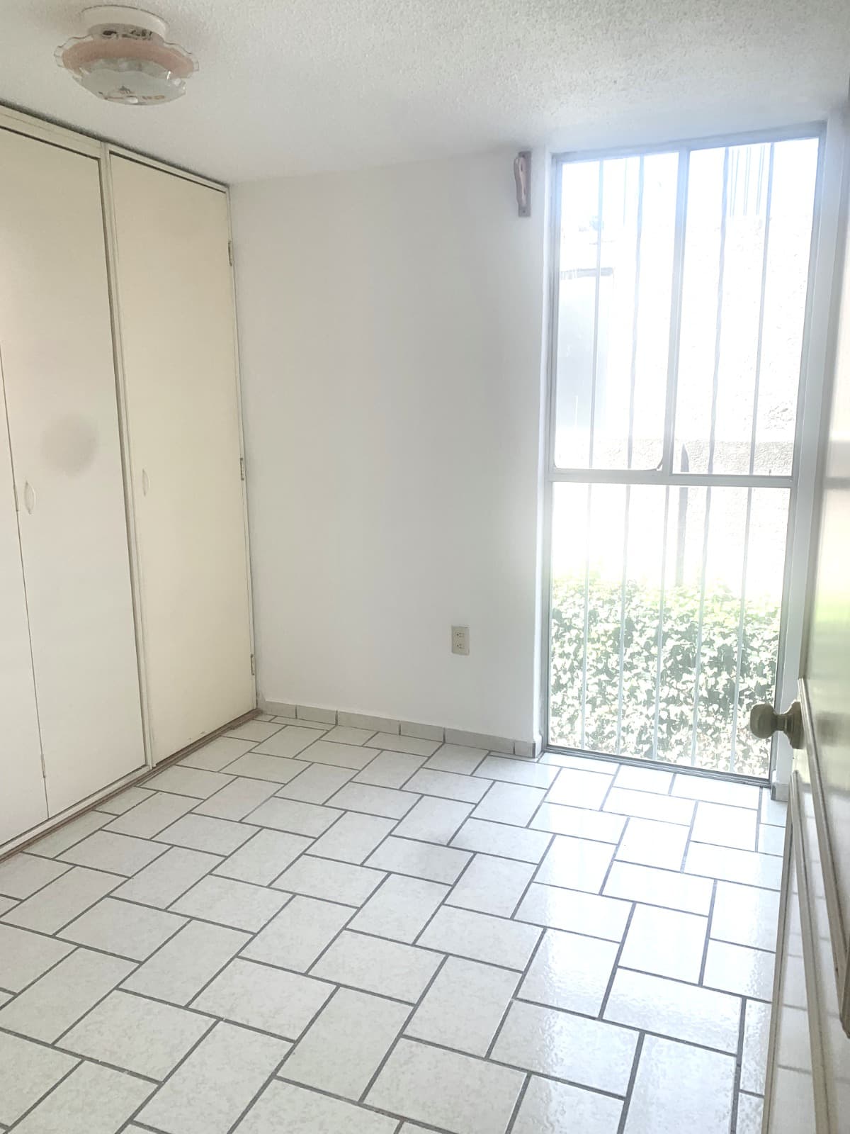 <p>¡Bienvenido al hogar de tus sueños en Santo Domingo, Azcapotzalco! Esta hermosa casa de 73m2 totales ofrece un espacio acogedor con 3 habitaciones, 2 baños, sala, comedor y cocina, perfecto para crear recuerdos inolvidables con tu familia. Además, cuenta con la comodidad de un cajón de estacionamiento. Ubicada en la Av. Aquiles Serdán 279, en el encantador Barrio de Santo Domingo, Alcaldía Azcapotzalco, esta residencia es más que una casa; es un refugio donde la elegancia se encuentra con la funcionalidad. ¡Descubre la armonía de la vida en este lugar que puedes llamar hogar!</p>