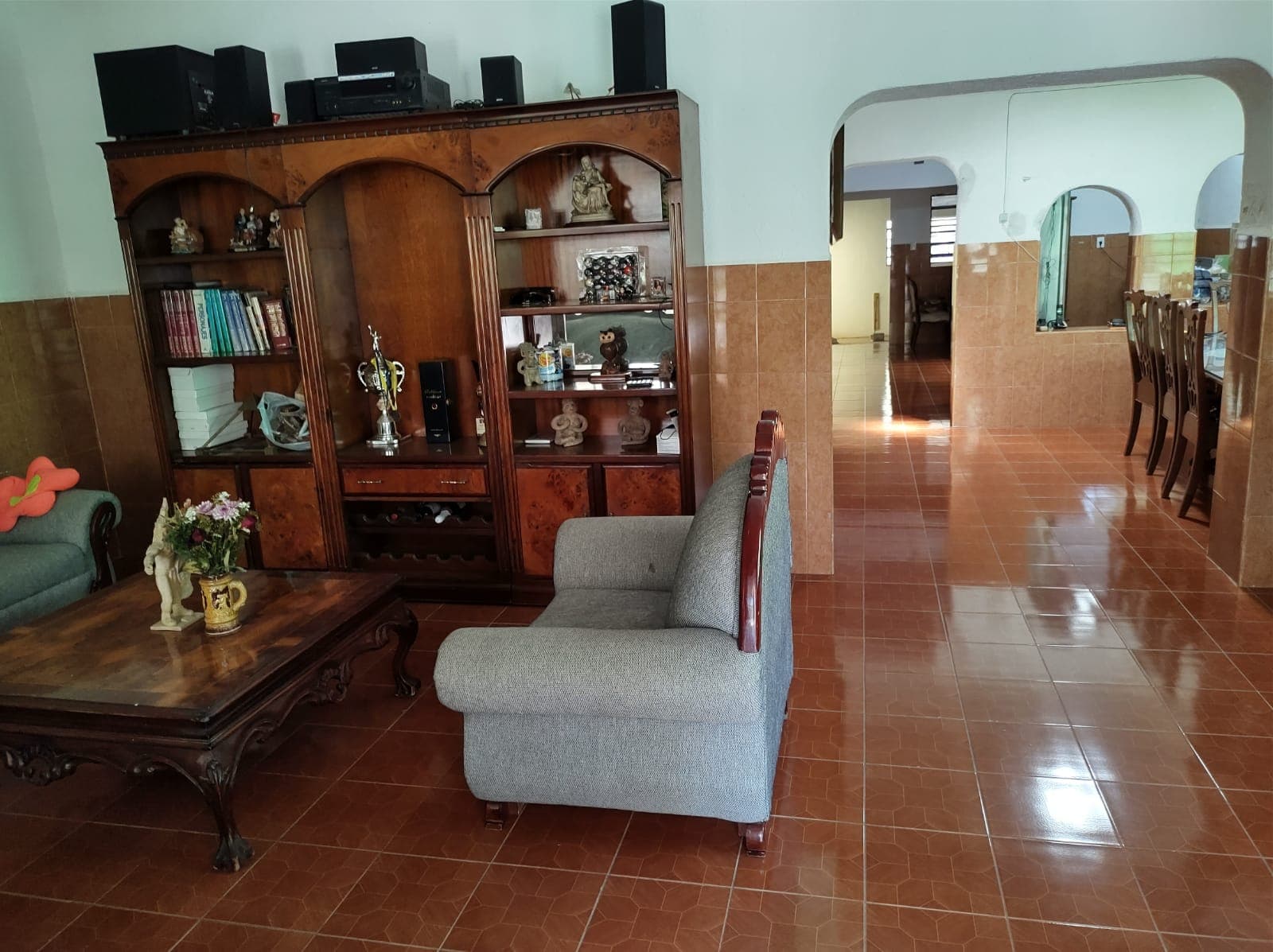 <p>La casa está sumamente bien ubicada a una calle de una de las principales calles del centro a una calle de la capilla de nuestra señora del Carmen (preciosa capilla colonial con gran historia). Zona muy tranquila en donde no pasan los camiones.</p><p>Alrededor de la la propiedad se encuentran ya remodeladas o en proceso de remodelación 6 casas qué se están habitando y que en temporadas funcionan como Airbnb.</p><p><br></p><p>La casa es de una planta con techos de buena altura en excelentes condiciones y sin humedad. La casa tiene estacionamiento para dos coches.</p><p>Cuenta con sala comedor cocina tres recámaras (las recámaras con pisos de pasta original en perfecto estado) un baño un cuarto de lavado y un cuarto adicional que puede servir cómo baño para la recámara principal. Al fondo tiene una patio de 10 por 9 metros ideal para construir una hermosa terraza con una piscina.</p><p><br></p><p>9 metros de frente por 32 de fondo. 312 metros en total de terreno.</p>