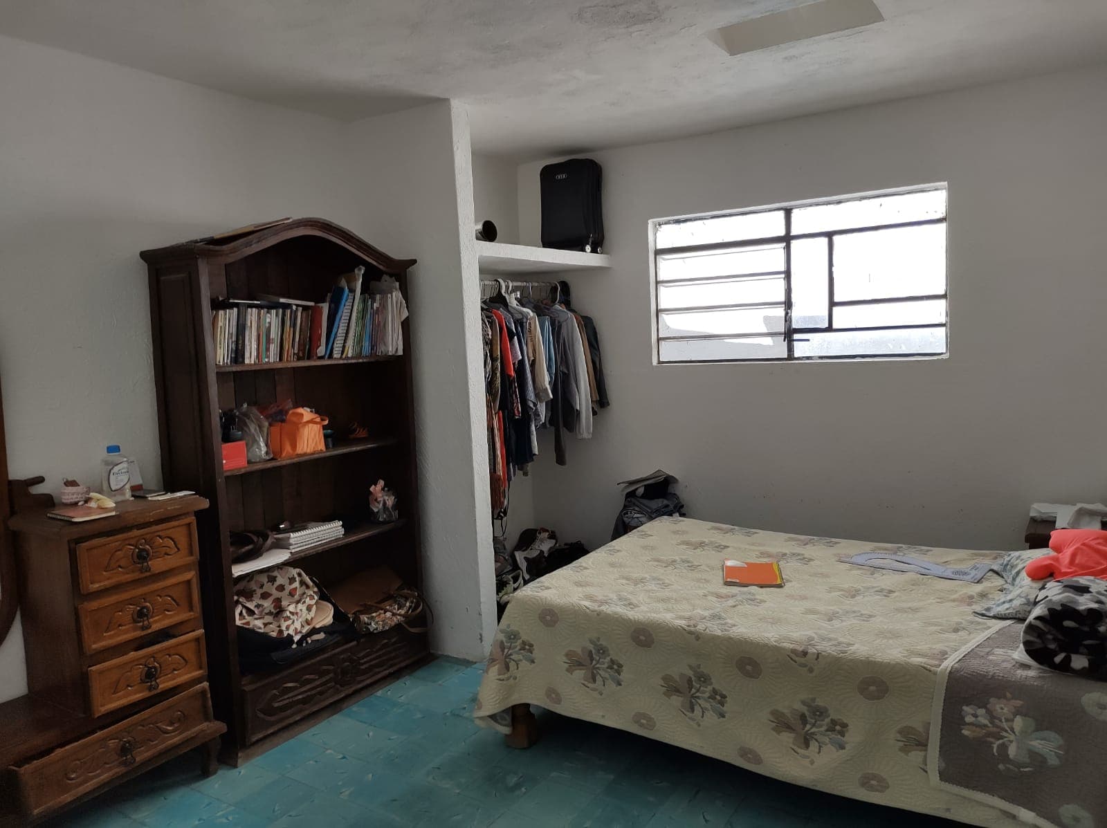 <p>La casa está sumamente bien ubicada a una calle de una de las principales calles del centro a una calle de la capilla de nuestra señora del Carmen (preciosa capilla colonial con gran historia). Zona muy tranquila en donde no pasan los camiones.</p><p>Alrededor de la la propiedad se encuentran ya remodeladas o en proceso de remodelación 6 casas qué se están habitando y que en temporadas funcionan como Airbnb.</p><p><br></p><p>La casa es de una planta con techos de buena altura en excelentes condiciones y sin humedad. La casa tiene estacionamiento para dos coches.</p><p>Cuenta con sala comedor cocina tres recámaras (las recámaras con pisos de pasta original en perfecto estado) un baño un cuarto de lavado y un cuarto adicional que puede servir cómo baño para la recámara principal. Al fondo tiene una patio de 10 por 9 metros ideal para construir una hermosa terraza con una piscina.</p><p><br></p><p>9 metros de frente por 32 de fondo. 312 metros en total de terreno.</p>