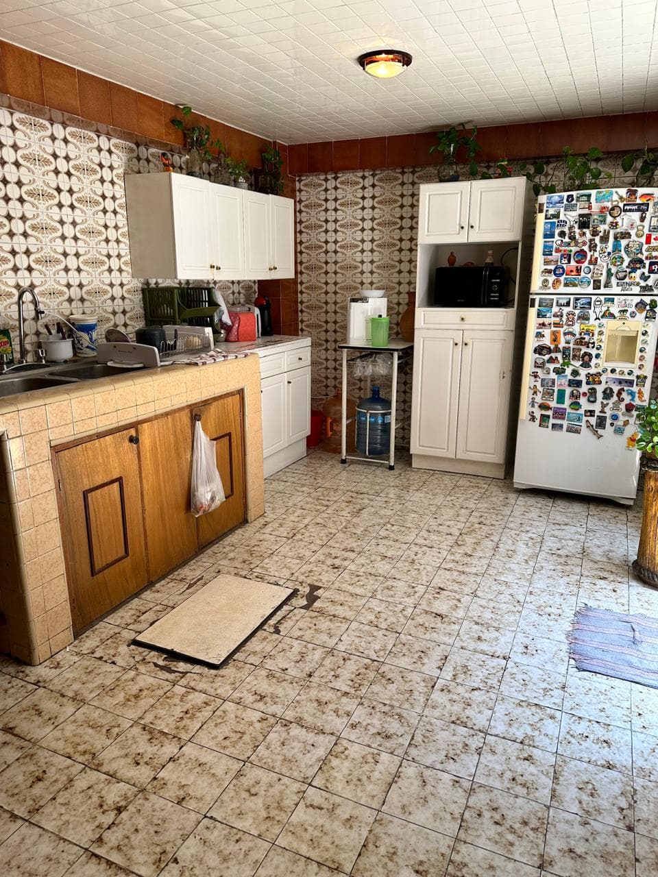 <p>Esta casa se ubica en una excelente zona, muy conveniente para quienes estudian o trabajan en el Tecnológico de Monterrey campus Estado de México. Con una construcción amplia de 450m2 en un terreno de 170 m2, ofrece mucho espacio para vivir cómodamente o Rentar habitaciones a los estudiantes.</p><p>En el primer piso, encontrarás una recámara, sala y comedor, así como un baño completo para visitas. La cocina está equipada con alacena y patio de servicio.</p><p>En el segundo piso, hay cinco recámaras, una de ellas siendo la principal con baño propio, y otras 3 recámaras que comparten un baño. También hay un salón de usos múltiples y otra recámara con baño.</p><p>En la azotea, hay un baño completo y otra recámara, además de que está acondicionada para reuniones, lo que proporciona un espacio adicional muy útil.</p><p>En la planta baja, hay un acceso grande que puede ser utilizada como estacionamiento para dos autos o para otros fines como almacenamiento.</p>