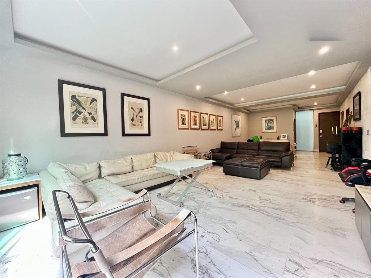 <p>Este impresionante complejo cuenta con solo 9 departamentos en total, brindando un ambiente exclusivo y privado para sus residentes. Ubicado en Bosques de la Herradura, una de las zonas más serenas y arboladas de La Herradura, ofrece un oasis de tranquilidad en medio del bullicio urbano.</p><p>El Garden House ofrece una experiencia de vida excepcional. Su terraza privada de 34 m2 y acceso directo al jardín común brindan un espacio al aire libre para relajarse y disfrutar de la naturaleza en cualquier momento del día.</p><p>En el interior, se encuentra una amplia sala comedor con salida a la terraza, creando un flujo natural entre los espacios interiores y exteriores. La cocina cuenta con alacena, lavandería y cuarto de servicio, ofreciendo comodidad y funcionalidad en cada detalle.</p><p>Con tres recámaras, cada una con su propio baño, este departamento ofrece privacidad y confort para todos sus residentes. La recámara principal cuenta con un vestidor, regadera y jacuzzi, mientras que dos de las recámaras adicionales también tienen acceso a la terraza.</p><p>El departamento tiene un metraje total de 192 m2 en interiores, lo que garantiza un espacio generoso y bien distribuido para vivir cómodamente. Además, está orientado al poniente, brindando hermosas vistas y una excelente iluminación natural.</p><p>Para mayor conveniencia, se incluyen tres lugares de estacionamiento y una bodega, asegurando espacio más que suficiente para todas sus necesidades de almacenamiento y estacionamiento</p>