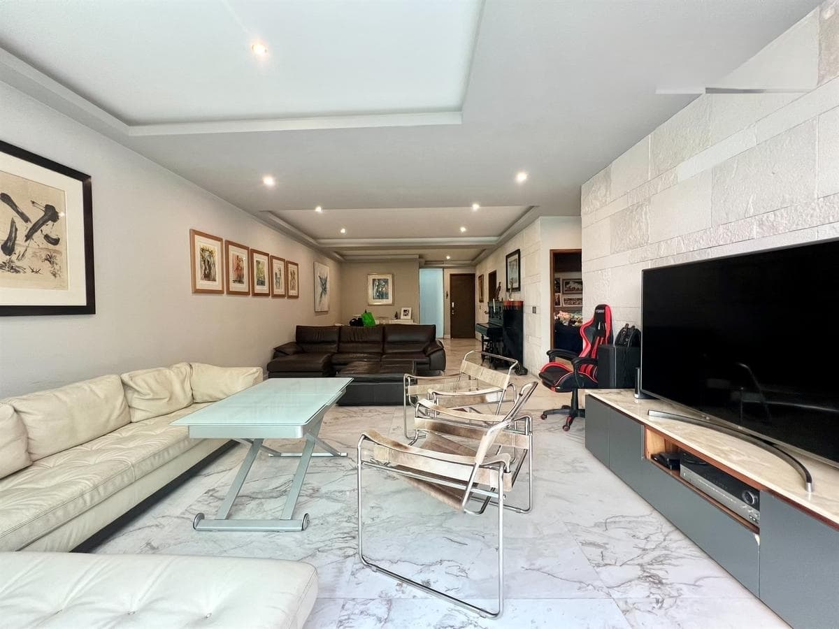 <p>Este impresionante complejo cuenta con solo 9 departamentos en total, brindando un ambiente exclusivo y privado para sus residentes. Ubicado en Bosques de la Herradura, una de las zonas más serenas y arboladas de La Herradura, ofrece un oasis de tranquilidad en medio del bullicio urbano.</p><p>El Garden House ofrece una experiencia de vida excepcional. Su terraza privada de 34 m2 y acceso directo al jardín común brindan un espacio al aire libre para relajarse y disfrutar de la naturaleza en cualquier momento del día.</p><p>En el interior, se encuentra una amplia sala comedor con salida a la terraza, creando un flujo natural entre los espacios interiores y exteriores. La cocina cuenta con alacena, lavandería y cuarto de servicio, ofreciendo comodidad y funcionalidad en cada detalle.</p><p>Con tres recámaras, cada una con su propio baño, este departamento ofrece privacidad y confort para todos sus residentes. La recámara principal cuenta con un vestidor, regadera y jacuzzi, mientras que dos de las recámaras adicionales también tienen acceso a la terraza.</p><p>El departamento tiene un metraje total de 192 m2 en interiores, lo que garantiza un espacio generoso y bien distribuido para vivir cómodamente. Además, está orientado al poniente, brindando hermosas vistas y una excelente iluminación natural.</p><p>Para mayor conveniencia, se incluyen tres lugares de estacionamiento y una bodega, asegurando espacio más que suficiente para todas sus necesidades de almacenamiento y estacionamiento</p>