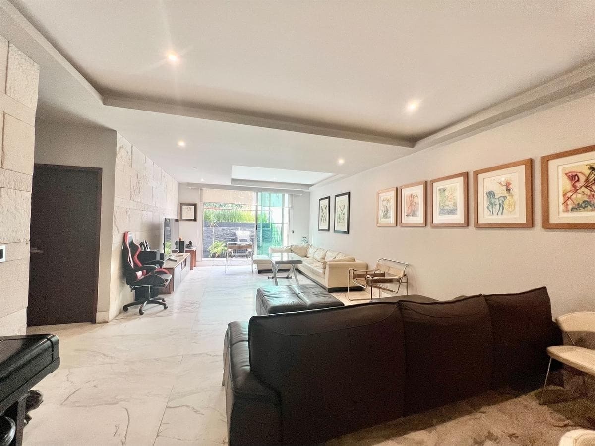 <p>Este impresionante complejo cuenta con solo 9 departamentos en total, brindando un ambiente exclusivo y privado para sus residentes. Ubicado en Bosques de la Herradura, una de las zonas más serenas y arboladas de La Herradura, ofrece un oasis de tranquilidad en medio del bullicio urbano.</p><p>El Garden House ofrece una experiencia de vida excepcional. Su terraza privada de 34 m2 y acceso directo al jardín común brindan un espacio al aire libre para relajarse y disfrutar de la naturaleza en cualquier momento del día.</p><p>En el interior, se encuentra una amplia sala comedor con salida a la terraza, creando un flujo natural entre los espacios interiores y exteriores. La cocina cuenta con alacena, lavandería y cuarto de servicio, ofreciendo comodidad y funcionalidad en cada detalle.</p><p>Con tres recámaras, cada una con su propio baño, este departamento ofrece privacidad y confort para todos sus residentes. La recámara principal cuenta con un vestidor, regadera y jacuzzi, mientras que dos de las recámaras adicionales también tienen acceso a la terraza.</p><p>El departamento tiene un metraje total de 192 m2 en interiores, lo que garantiza un espacio generoso y bien distribuido para vivir cómodamente. Además, está orientado al poniente, brindando hermosas vistas y una excelente iluminación natural.</p><p>Para mayor conveniencia, se incluyen tres lugares de estacionamiento y una bodega, asegurando espacio más que suficiente para todas sus necesidades de almacenamiento y estacionamiento</p>