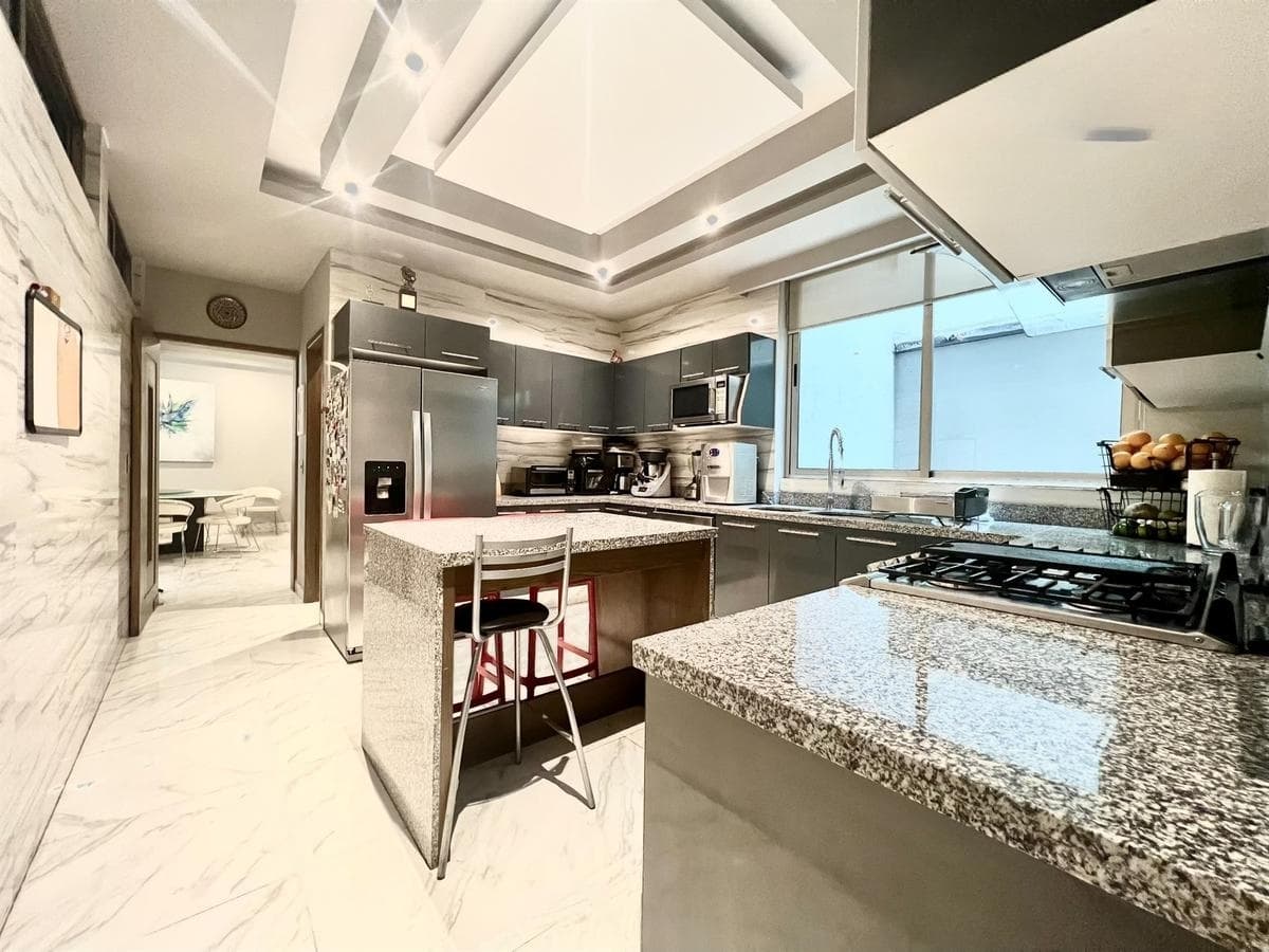 <p>Este impresionante complejo cuenta con solo 9 departamentos en total, brindando un ambiente exclusivo y privado para sus residentes. Ubicado en Bosques de la Herradura, una de las zonas más serenas y arboladas de La Herradura, ofrece un oasis de tranquilidad en medio del bullicio urbano.</p><p>El Garden House ofrece una experiencia de vida excepcional. Su terraza privada de 34 m2 y acceso directo al jardín común brindan un espacio al aire libre para relajarse y disfrutar de la naturaleza en cualquier momento del día.</p><p>En el interior, se encuentra una amplia sala comedor con salida a la terraza, creando un flujo natural entre los espacios interiores y exteriores. La cocina cuenta con alacena, lavandería y cuarto de servicio, ofreciendo comodidad y funcionalidad en cada detalle.</p><p>Con tres recámaras, cada una con su propio baño, este departamento ofrece privacidad y confort para todos sus residentes. La recámara principal cuenta con un vestidor, regadera y jacuzzi, mientras que dos de las recámaras adicionales también tienen acceso a la terraza.</p><p>El departamento tiene un metraje total de 192 m2 en interiores, lo que garantiza un espacio generoso y bien distribuido para vivir cómodamente. Además, está orientado al poniente, brindando hermosas vistas y una excelente iluminación natural.</p><p>Para mayor conveniencia, se incluyen tres lugares de estacionamiento y una bodega, asegurando espacio más que suficiente para todas sus necesidades de almacenamiento y estacionamiento</p>