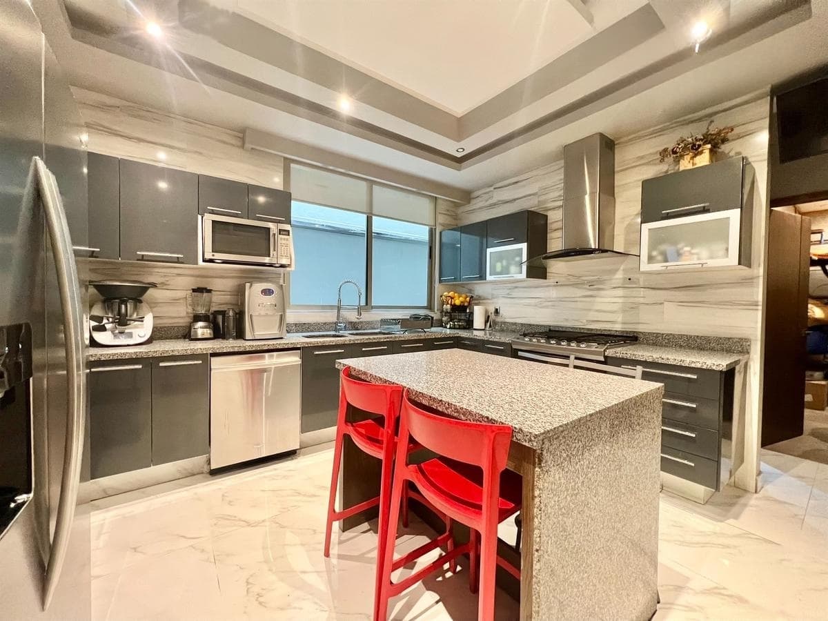 <p>Este impresionante complejo cuenta con solo 9 departamentos en total, brindando un ambiente exclusivo y privado para sus residentes. Ubicado en Bosques de la Herradura, una de las zonas más serenas y arboladas de La Herradura, ofrece un oasis de tranquilidad en medio del bullicio urbano.</p><p>El Garden House ofrece una experiencia de vida excepcional. Su terraza privada de 34 m2 y acceso directo al jardín común brindan un espacio al aire libre para relajarse y disfrutar de la naturaleza en cualquier momento del día.</p><p>En el interior, se encuentra una amplia sala comedor con salida a la terraza, creando un flujo natural entre los espacios interiores y exteriores. La cocina cuenta con alacena, lavandería y cuarto de servicio, ofreciendo comodidad y funcionalidad en cada detalle.</p><p>Con tres recámaras, cada una con su propio baño, este departamento ofrece privacidad y confort para todos sus residentes. La recámara principal cuenta con un vestidor, regadera y jacuzzi, mientras que dos de las recámaras adicionales también tienen acceso a la terraza.</p><p>El departamento tiene un metraje total de 192 m2 en interiores, lo que garantiza un espacio generoso y bien distribuido para vivir cómodamente. Además, está orientado al poniente, brindando hermosas vistas y una excelente iluminación natural.</p><p>Para mayor conveniencia, se incluyen tres lugares de estacionamiento y una bodega, asegurando espacio más que suficiente para todas sus necesidades de almacenamiento y estacionamiento</p>