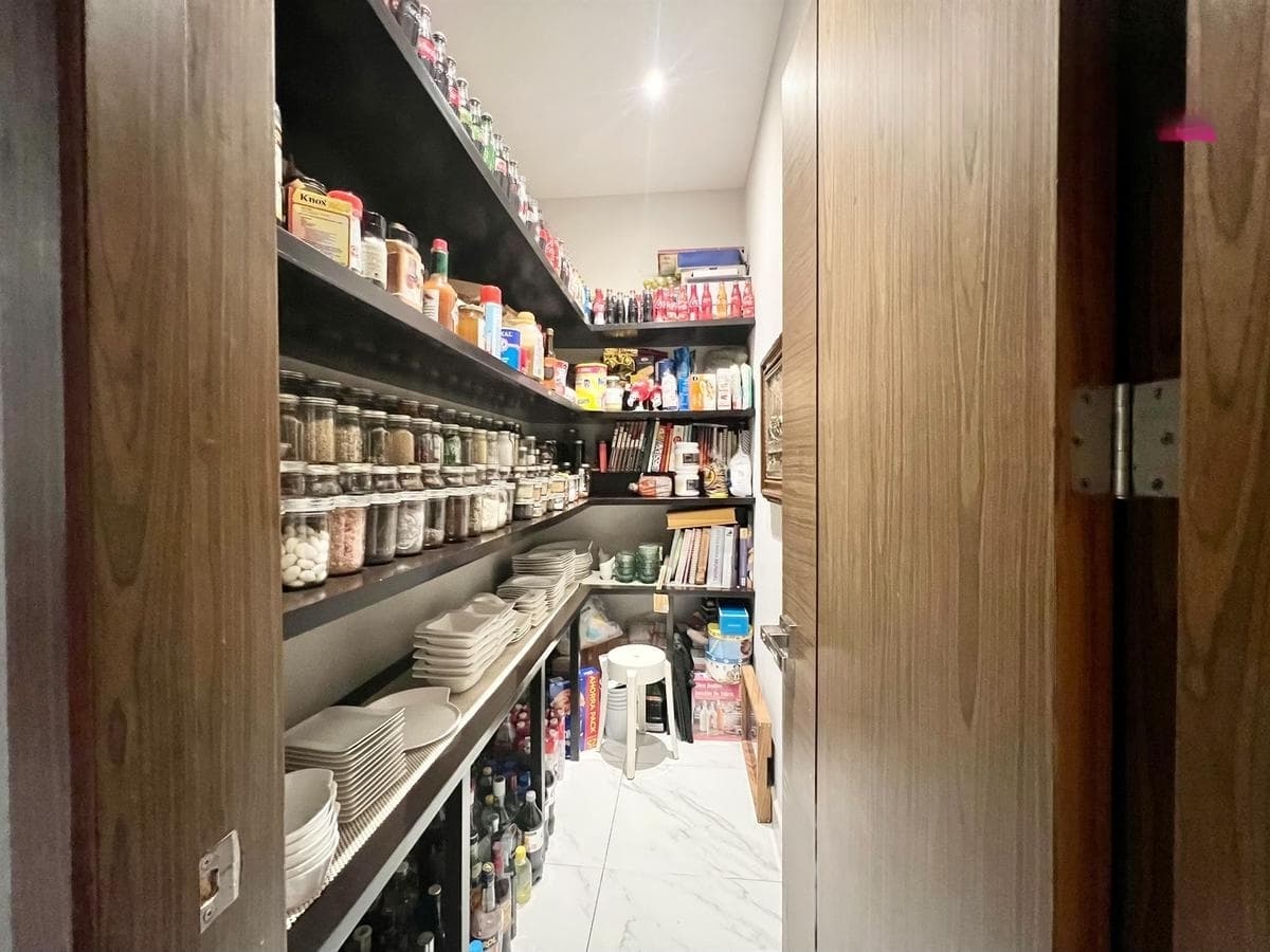 <p>Este impresionante complejo cuenta con solo 9 departamentos en total, brindando un ambiente exclusivo y privado para sus residentes. Ubicado en Bosques de la Herradura, una de las zonas más serenas y arboladas de La Herradura, ofrece un oasis de tranquilidad en medio del bullicio urbano.</p><p>El Garden House ofrece una experiencia de vida excepcional. Su terraza privada de 34 m2 y acceso directo al jardín común brindan un espacio al aire libre para relajarse y disfrutar de la naturaleza en cualquier momento del día.</p><p>En el interior, se encuentra una amplia sala comedor con salida a la terraza, creando un flujo natural entre los espacios interiores y exteriores. La cocina cuenta con alacena, lavandería y cuarto de servicio, ofreciendo comodidad y funcionalidad en cada detalle.</p><p>Con tres recámaras, cada una con su propio baño, este departamento ofrece privacidad y confort para todos sus residentes. La recámara principal cuenta con un vestidor, regadera y jacuzzi, mientras que dos de las recámaras adicionales también tienen acceso a la terraza.</p><p>El departamento tiene un metraje total de 192 m2 en interiores, lo que garantiza un espacio generoso y bien distribuido para vivir cómodamente. Además, está orientado al poniente, brindando hermosas vistas y una excelente iluminación natural.</p><p>Para mayor conveniencia, se incluyen tres lugares de estacionamiento y una bodega, asegurando espacio más que suficiente para todas sus necesidades de almacenamiento y estacionamiento</p>