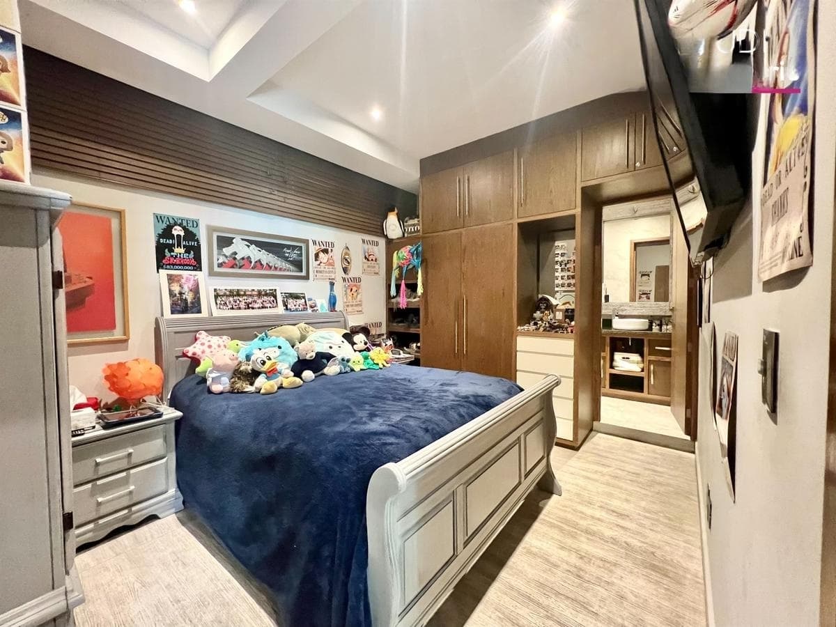 <p>Este impresionante complejo cuenta con solo 9 departamentos en total, brindando un ambiente exclusivo y privado para sus residentes. Ubicado en Bosques de la Herradura, una de las zonas más serenas y arboladas de La Herradura, ofrece un oasis de tranquilidad en medio del bullicio urbano.</p><p>El Garden House ofrece una experiencia de vida excepcional. Su terraza privada de 34 m2 y acceso directo al jardín común brindan un espacio al aire libre para relajarse y disfrutar de la naturaleza en cualquier momento del día.</p><p>En el interior, se encuentra una amplia sala comedor con salida a la terraza, creando un flujo natural entre los espacios interiores y exteriores. La cocina cuenta con alacena, lavandería y cuarto de servicio, ofreciendo comodidad y funcionalidad en cada detalle.</p><p>Con tres recámaras, cada una con su propio baño, este departamento ofrece privacidad y confort para todos sus residentes. La recámara principal cuenta con un vestidor, regadera y jacuzzi, mientras que dos de las recámaras adicionales también tienen acceso a la terraza.</p><p>El departamento tiene un metraje total de 192 m2 en interiores, lo que garantiza un espacio generoso y bien distribuido para vivir cómodamente. Además, está orientado al poniente, brindando hermosas vistas y una excelente iluminación natural.</p><p>Para mayor conveniencia, se incluyen tres lugares de estacionamiento y una bodega, asegurando espacio más que suficiente para todas sus necesidades de almacenamiento y estacionamiento</p>