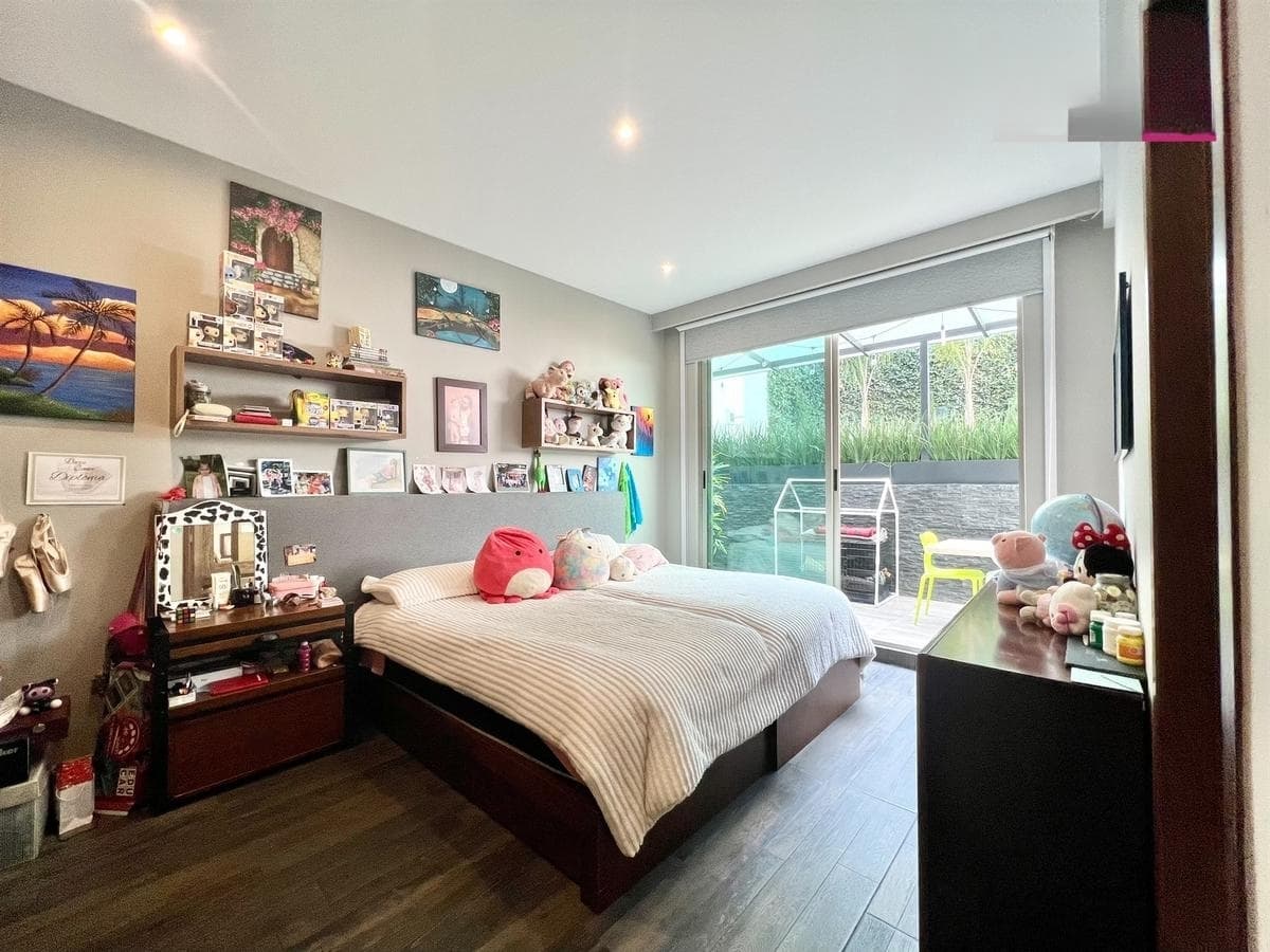 <p>Este impresionante complejo cuenta con solo 9 departamentos en total, brindando un ambiente exclusivo y privado para sus residentes. Ubicado en Bosques de la Herradura, una de las zonas más serenas y arboladas de La Herradura, ofrece un oasis de tranquilidad en medio del bullicio urbano.</p><p>El Garden House ofrece una experiencia de vida excepcional. Su terraza privada de 34 m2 y acceso directo al jardín común brindan un espacio al aire libre para relajarse y disfrutar de la naturaleza en cualquier momento del día.</p><p>En el interior, se encuentra una amplia sala comedor con salida a la terraza, creando un flujo natural entre los espacios interiores y exteriores. La cocina cuenta con alacena, lavandería y cuarto de servicio, ofreciendo comodidad y funcionalidad en cada detalle.</p><p>Con tres recámaras, cada una con su propio baño, este departamento ofrece privacidad y confort para todos sus residentes. La recámara principal cuenta con un vestidor, regadera y jacuzzi, mientras que dos de las recámaras adicionales también tienen acceso a la terraza.</p><p>El departamento tiene un metraje total de 192 m2 en interiores, lo que garantiza un espacio generoso y bien distribuido para vivir cómodamente. Además, está orientado al poniente, brindando hermosas vistas y una excelente iluminación natural.</p><p>Para mayor conveniencia, se incluyen tres lugares de estacionamiento y una bodega, asegurando espacio más que suficiente para todas sus necesidades de almacenamiento y estacionamiento</p>