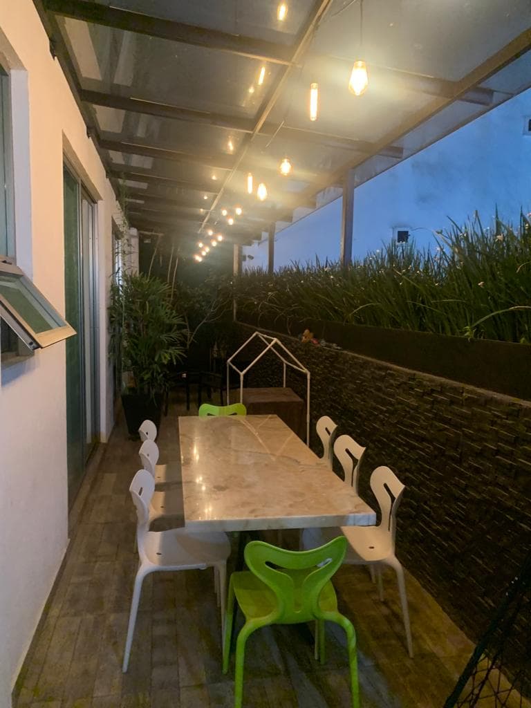 <p>Este impresionante complejo cuenta con solo 9 departamentos en total, brindando un ambiente exclusivo y privado para sus residentes. Ubicado en Bosques de la Herradura, una de las zonas más serenas y arboladas de La Herradura, ofrece un oasis de tranquilidad en medio del bullicio urbano.</p><p>El Garden House ofrece una experiencia de vida excepcional. Su terraza privada de 34 m2 y acceso directo al jardín común brindan un espacio al aire libre para relajarse y disfrutar de la naturaleza en cualquier momento del día.</p><p>En el interior, se encuentra una amplia sala comedor con salida a la terraza, creando un flujo natural entre los espacios interiores y exteriores. La cocina cuenta con alacena, lavandería y cuarto de servicio, ofreciendo comodidad y funcionalidad en cada detalle.</p><p>Con tres recámaras, cada una con su propio baño, este departamento ofrece privacidad y confort para todos sus residentes. La recámara principal cuenta con un vestidor, regadera y jacuzzi, mientras que dos de las recámaras adicionales también tienen acceso a la terraza.</p><p>El departamento tiene un metraje total de 192 m2 en interiores, lo que garantiza un espacio generoso y bien distribuido para vivir cómodamente. Además, está orientado al poniente, brindando hermosas vistas y una excelente iluminación natural.</p><p>Para mayor conveniencia, se incluyen tres lugares de estacionamiento y una bodega, asegurando espacio más que suficiente para todas sus necesidades de almacenamiento y estacionamiento</p>