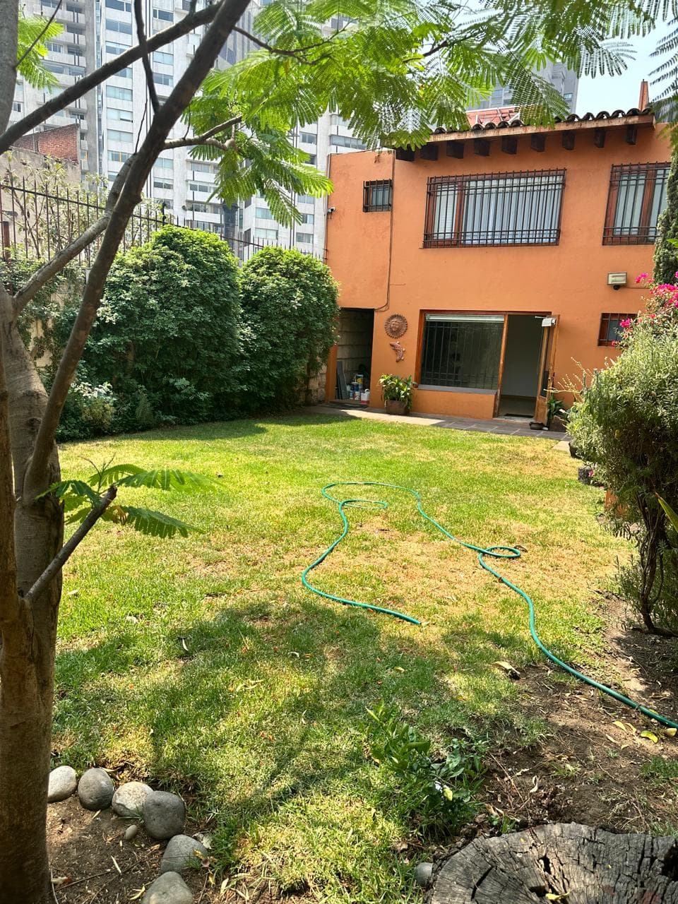 <p><span style="color: rgb(0, 0, 0);">¡Bienvenido a la casa de tus sueños en Tecamalcho! Esta espaciosa residencia ofrece comodidad y elegancia en un entorno tranquilo. Con un total de 620.82 m2 y una construcción de 279.79 m2, esta propiedad cuenta con 3 habitaciones, 3 baños y medio, además de espacio para 3 estacionamientos. ¡No pierdas la oportunidad de vivir en este oasis de serenidad y lujo! Contáctanos hoy mismo para más detalles y programar una visita. ¡Tu hogar ideal te espera en Tecamachalco!</span></p>