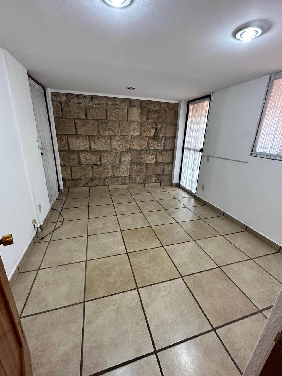 <p><span style="color: rgb(0, 0, 0);">¡Bienvenido a la casa de tus sueños en Tecamalcho! Esta espaciosa residencia ofrece comodidad y elegancia en un entorno tranquilo. Con un total de 620.82 m2 y una construcción de 279.79 m2, esta propiedad cuenta con 3 habitaciones, 3 baños y medio, además de espacio para 3 estacionamientos. ¡No pierdas la oportunidad de vivir en este oasis de serenidad y lujo! Contáctanos hoy mismo para más detalles y programar una visita. ¡Tu hogar ideal te espera en Tecamachalco!</span></p>