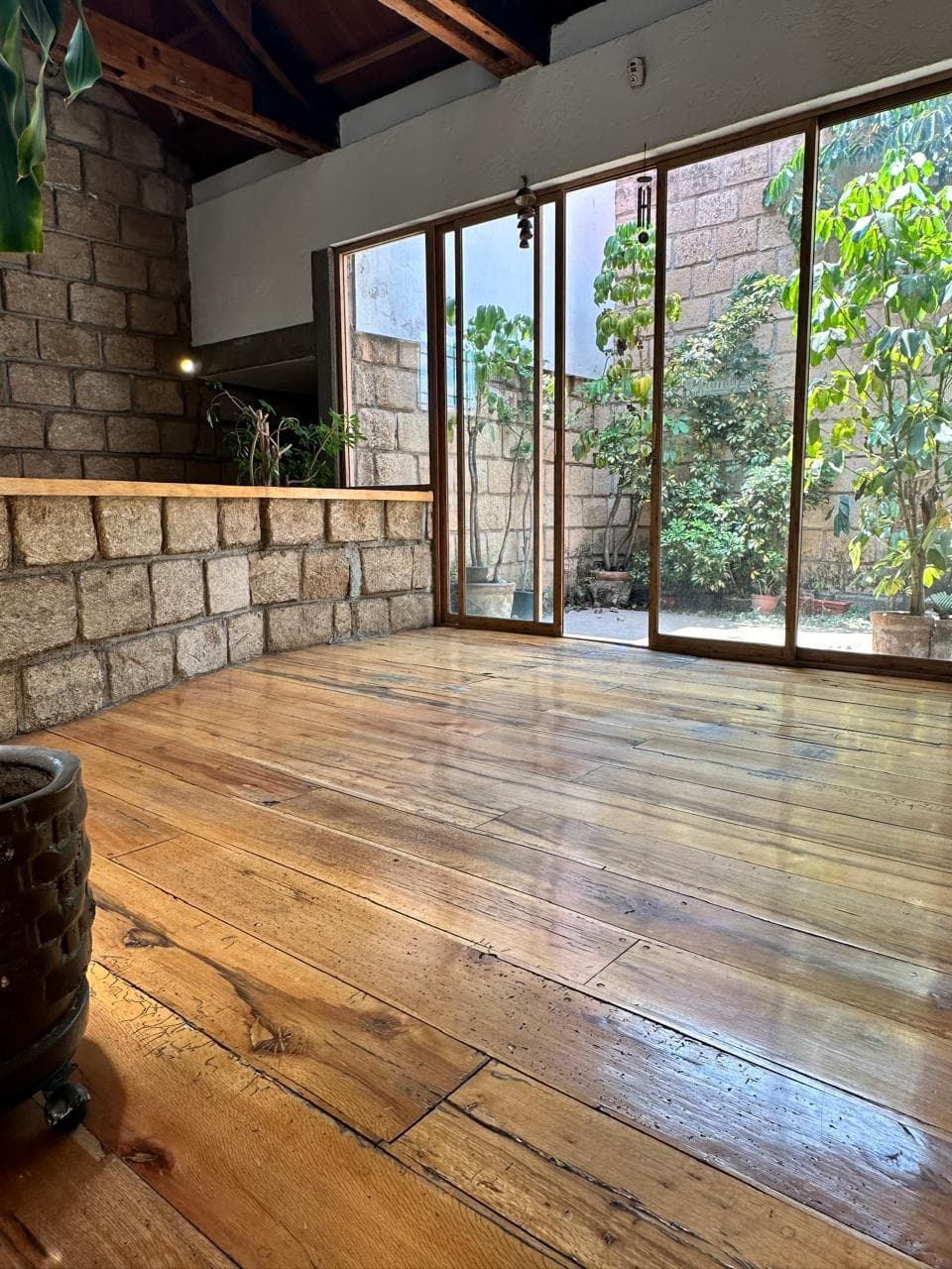 <p><span style="color: rgb(0, 0, 0);">¡Bienvenido a la casa de tus sueños en Tecamalcho! Esta espaciosa residencia ofrece comodidad y elegancia en un entorno tranquilo. Con un total de 620.82 m2 y una construcción de 279.79 m2, esta propiedad cuenta con 3 habitaciones, 3 baños y medio, además de espacio para 3 estacionamientos. ¡No pierdas la oportunidad de vivir en este oasis de serenidad y lujo! Contáctanos hoy mismo para más detalles y programar una visita. ¡Tu hogar ideal te espera en Tecamachalco!</span></p>