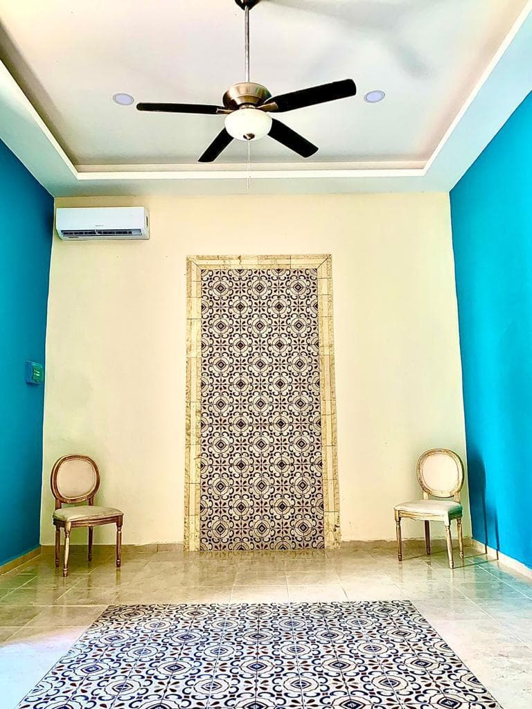 <p>Totalmente remodelada y climatizada, CASA AZUL se encuentra en el corazón del Centro de Mérida, Yucatán. Rodeada de encantadoras casas coloniales de la misma época, esta propiedad está ubicada en una calle tranquila y poco transitada, a solo 300 metros del Paseo Montejo y muy cerca del hotel Hyatt. Es una combinación perfecta de historia, modernidad, naturaleza y relajación. </p><p><br></p><p><strong>Características de la Propiedad: </strong></p><p>• Comedor y Cocina: </p><p>o Comedor: 6 x 6.5 metros </p><p>o Cocina: 6.5 x 2.5 metros </p><p>o Ambos espacios son amplios, con vista panorámica a los jardines y doble altura con iluminación indirecta, ideal para vivir o para negocio Airbnb. </p><p><br></p><p><strong>• Jardines y Áreas Exteriores: </strong></p><p><br></p><p>o Jardín interior con árboles frutales (mamey, huaya, aguacate, naranjos) </p><p>o Piscina (7 x 3.5 metros) con acabados Chukum y asoleaderos </p><p>o Bar en el interior de la piscina con bancos y columpios rústicos en la barra exterior </p><p><br></p><p><strong>• Baños: </strong></p><p>o Dos baños completos con regadera </p><p>o Baño principal: 7.5 metros de largo con doble lavabo, doble regadera y tina para dos personas </p><p><br></p><p><strong>• Habitaciones y Espacios Interiores: </strong></p><p>o Sala principal: 5 x 4.5 metros </p><p>o Dos amplias habitaciones: 5 x 4.5 metros, ambas con closets </p><p>o Estudio ideal para biblioteca o home office </p><p><br></p><p><strong>• Instalaciones Nuevas: </strong></p><p>o Instalación eléctrica, hidráulica y sanitaria </p><p>o Aires acondicionados nuevos </p><p>o Agua potable y pozo para llenado de la alberca </p><p>o Sistema presurizador de agua </p><p>o Puerta exterior y ventana de madera de cedro nuevas </p><p><br></p><p><strong>Terreno: </strong></p><p>• Dimensiones: 10 metros de frente por 39 metros de fondo </p><p>• Documentación en regla, lista para entregar </p><p><br></p><p><strong>Potencial de Expansión: </strong></p><p>• Cimientos al fondo de la propiedad para construir dos habitaciones de 5 x 3.5 metros </p><p>Sus espacios de relajación están diseñados para brindar confort, bienestar y frescura en armonía con la naturaleza. CASA AZUL es una oportunidad única para vivir en un lugar que combina lo mejor del pasado y del presente en un entorno sereno y privilegiado.</p>