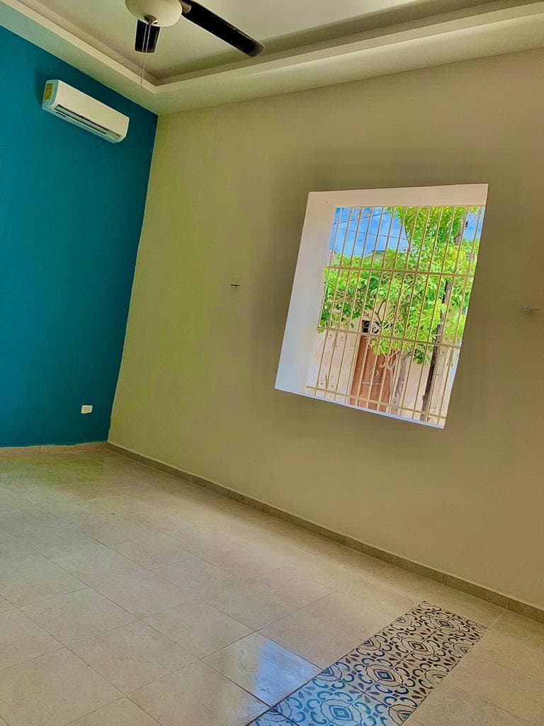<p>Totalmente remodelada y climatizada, CASA AZUL se encuentra en el corazón del Centro de Mérida, Yucatán. Rodeada de encantadoras casas coloniales de la misma época, esta propiedad está ubicada en una calle tranquila y poco transitada, a solo 300 metros del Paseo Montejo y muy cerca del hotel Hyatt. Es una combinación perfecta de historia, modernidad, naturaleza y relajación. </p><p><br></p><p><strong>Características de la Propiedad: </strong></p><p>• Comedor y Cocina: </p><p>o Comedor: 6 x 6.5 metros </p><p>o Cocina: 6.5 x 2.5 metros </p><p>o Ambos espacios son amplios, con vista panorámica a los jardines y doble altura con iluminación indirecta, ideal para vivir o para negocio Airbnb. </p><p><br></p><p><strong>• Jardines y Áreas Exteriores: </strong></p><p><br></p><p>o Jardín interior con árboles frutales (mamey, huaya, aguacate, naranjos) </p><p>o Piscina (7 x 3.5 metros) con acabados Chukum y asoleaderos </p><p>o Bar en el interior de la piscina con bancos y columpios rústicos en la barra exterior </p><p><br></p><p><strong>• Baños: </strong></p><p>o Dos baños completos con regadera </p><p>o Baño principal: 7.5 metros de largo con doble lavabo, doble regadera y tina para dos personas </p><p><br></p><p><strong>• Habitaciones y Espacios Interiores: </strong></p><p>o Sala principal: 5 x 4.5 metros </p><p>o Dos amplias habitaciones: 5 x 4.5 metros, ambas con closets </p><p>o Estudio ideal para biblioteca o home office </p><p><br></p><p><strong>• Instalaciones Nuevas: </strong></p><p>o Instalación eléctrica, hidráulica y sanitaria </p><p>o Aires acondicionados nuevos </p><p>o Agua potable y pozo para llenado de la alberca </p><p>o Sistema presurizador de agua </p><p>o Puerta exterior y ventana de madera de cedro nuevas </p><p><br></p><p><strong>Terreno: </strong></p><p>• Dimensiones: 10 metros de frente por 39 metros de fondo </p><p>• Documentación en regla, lista para entregar </p><p><br></p><p><strong>Potencial de Expansión: </strong></p><p>• Cimientos al fondo de la propiedad para construir dos habitaciones de 5 x 3.5 metros </p><p>Sus espacios de relajación están diseñados para brindar confort, bienestar y frescura en armonía con la naturaleza. CASA AZUL es una oportunidad única para vivir en un lugar que combina lo mejor del pasado y del presente en un entorno sereno y privilegiado.</p>