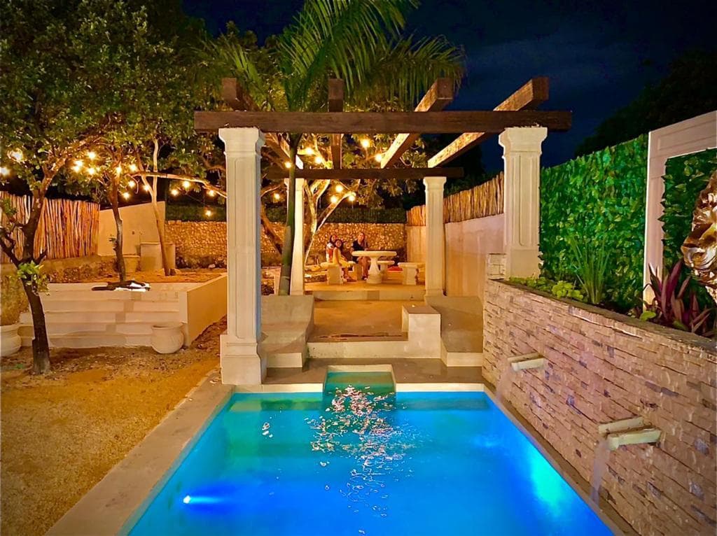 <p>Totalmente remodelada y climatizada, CASA AZUL se encuentra en el corazón del Centro de Mérida, Yucatán. Rodeada de encantadoras casas coloniales de la misma época, esta propiedad está ubicada en una calle tranquila y poco transitada, a solo 300 metros del Paseo Montejo y muy cerca del hotel Hyatt. Es una combinación perfecta de historia, modernidad, naturaleza y relajación. </p><p><br></p><p><strong>Características de la Propiedad: </strong></p><p>• Comedor y Cocina: </p><p>o Comedor: 6 x 6.5 metros </p><p>o Cocina: 6.5 x 2.5 metros </p><p>o Ambos espacios son amplios, con vista panorámica a los jardines y doble altura con iluminación indirecta, ideal para vivir o para negocio Airbnb. </p><p><br></p><p><strong>• Jardines y Áreas Exteriores: </strong></p><p><br></p><p>o Jardín interior con árboles frutales (mamey, huaya, aguacate, naranjos) </p><p>o Piscina (7 x 3.5 metros) con acabados Chukum y asoleaderos </p><p>o Bar en el interior de la piscina con bancos y columpios rústicos en la barra exterior </p><p><br></p><p><strong>• Baños: </strong></p><p>o Dos baños completos con regadera </p><p>o Baño principal: 7.5 metros de largo con doble lavabo, doble regadera y tina para dos personas </p><p><br></p><p><strong>• Habitaciones y Espacios Interiores: </strong></p><p>o Sala principal: 5 x 4.5 metros </p><p>o Dos amplias habitaciones: 5 x 4.5 metros, ambas con closets </p><p>o Estudio ideal para biblioteca o home office </p><p><br></p><p><strong>• Instalaciones Nuevas: </strong></p><p>o Instalación eléctrica, hidráulica y sanitaria </p><p>o Aires acondicionados nuevos </p><p>o Agua potable y pozo para llenado de la alberca </p><p>o Sistema presurizador de agua </p><p>o Puerta exterior y ventana de madera de cedro nuevas </p><p><br></p><p><strong>Terreno: </strong></p><p>• Dimensiones: 10 metros de frente por 39 metros de fondo </p><p>• Documentación en regla, lista para entregar </p><p><br></p><p><strong>Potencial de Expansión: </strong></p><p>• Cimientos al fondo de la propiedad para construir dos habitaciones de 5 x 3.5 metros </p><p>Sus espacios de relajación están diseñados para brindar confort, bienestar y frescura en armonía con la naturaleza. CASA AZUL es una oportunidad única para vivir en un lugar que combina lo mejor del pasado y del presente en un entorno sereno y privilegiado.</p>