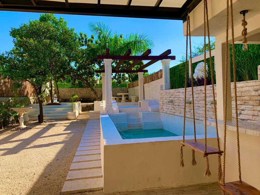 <p>Totalmente remodelada y climatizada, CASA AZUL se encuentra en el corazón del Centro de Mérida, Yucatán. Rodeada de encantadoras casas coloniales de la misma época, esta propiedad está ubicada en una calle tranquila y poco transitada, a solo 300 metros del Paseo Montejo y muy cerca del hotel Hyatt. Es una combinación perfecta de historia, modernidad, naturaleza y relajación. </p><p><br></p><p><strong>Características de la Propiedad: </strong></p><p>• Comedor y Cocina: </p><p>o Comedor: 6 x 6.5 metros </p><p>o Cocina: 6.5 x 2.5 metros </p><p>o Ambos espacios son amplios, con vista panorámica a los jardines y doble altura con iluminación indirecta, ideal para vivir o para negocio Airbnb. </p><p><br></p><p><strong>• Jardines y Áreas Exteriores: </strong></p><p><br></p><p>o Jardín interior con árboles frutales (mamey, huaya, aguacate, naranjos) </p><p>o Piscina (7 x 3.5 metros) con acabados Chukum y asoleaderos </p><p>o Bar en el interior de la piscina con bancos y columpios rústicos en la barra exterior </p><p><br></p><p><strong>• Baños: </strong></p><p>o Dos baños completos con regadera </p><p>o Baño principal: 7.5 metros de largo con doble lavabo, doble regadera y tina para dos personas </p><p><br></p><p><strong>• Habitaciones y Espacios Interiores: </strong></p><p>o Sala principal: 5 x 4.5 metros </p><p>o Dos amplias habitaciones: 5 x 4.5 metros, ambas con closets </p><p>o Estudio ideal para biblioteca o home office </p><p><br></p><p><strong>• Instalaciones Nuevas: </strong></p><p>o Instalación eléctrica, hidráulica y sanitaria </p><p>o Aires acondicionados nuevos </p><p>o Agua potable y pozo para llenado de la alberca </p><p>o Sistema presurizador de agua </p><p>o Puerta exterior y ventana de madera de cedro nuevas </p><p><br></p><p><strong>Terreno: </strong></p><p>• Dimensiones: 10 metros de frente por 39 metros de fondo </p><p>• Documentación en regla, lista para entregar </p><p><br></p><p><strong>Potencial de Expansión: </strong></p><p>• Cimientos al fondo de la propiedad para construir dos habitaciones de 5 x 3.5 metros </p><p>Sus espacios de relajación están diseñados para brindar confort, bienestar y frescura en armonía con la naturaleza. CASA AZUL es una oportunidad única para vivir en un lugar que combina lo mejor del pasado y del presente en un entorno sereno y privilegiado.</p>