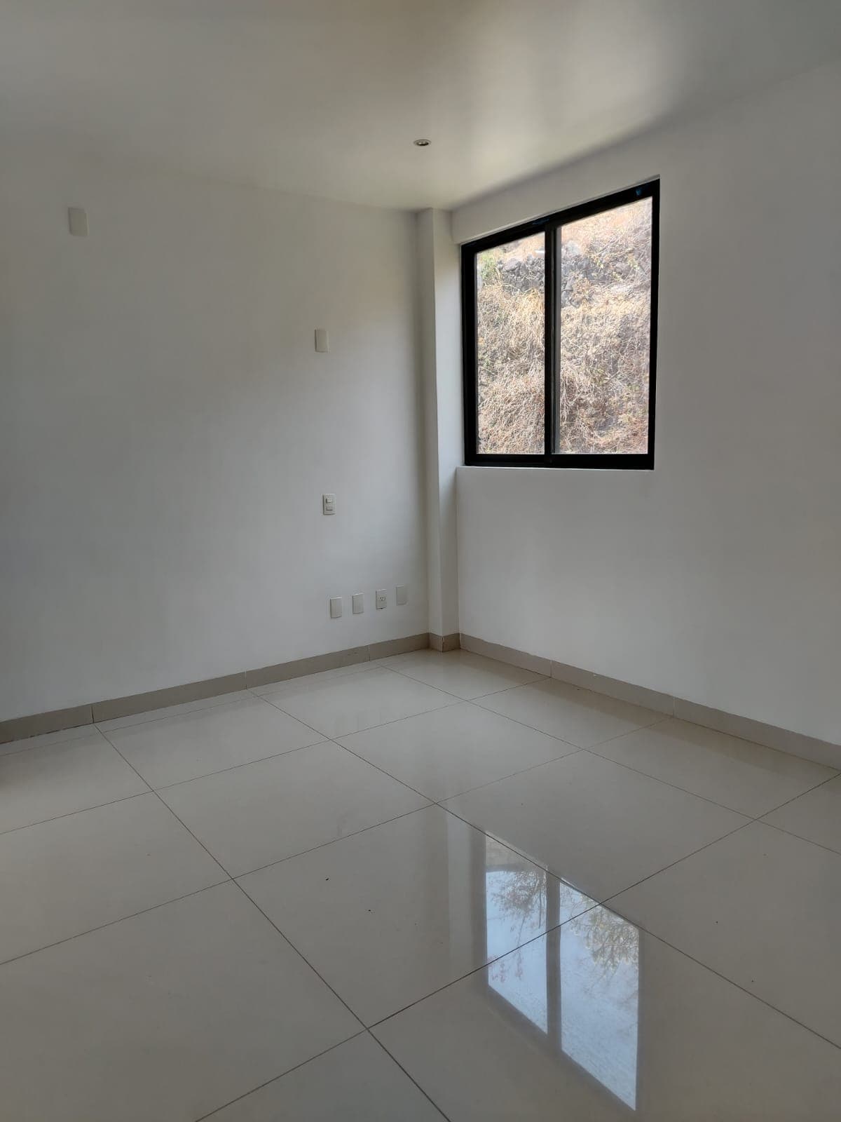 <p>Descubre este magnífico departamento ubicado en edificio de Solo 8 departamentos en Lomas de San Antón, que ofrece una combinación perfecta de comodidad, estilo y funcionalidad.</p><p><br></p><p><strong>Características del Departamento: </strong></p><p><br></p><p>• <strong>Superficie:</strong> 117 m² con posibilidad de usar los mismos 117 m² adicionales como roof garden.</p><p><br></p><p>• <strong>Habitaciones</strong>: 2 recámaras</p><p>• <strong>Baños</strong>: 2 baños completos</p><p>• <strong>Cocina</strong>: Equipada con una pequeña bodega</p><p><strong>• Sala y Comedor</strong>: Espacios amplios y bien iluminados</p><p>• <strong>Área de Lavado</strong>: Práctica y accesible</p><p>•<strong> Terraza</strong>: Ideal para disfrutar del aire libre</p><p><br></p><p><strong>Áreas Comunes: </strong></p><p>• <strong>Alberca con Jacuzz</strong>i: Perfecta para relajarse y disfrutar</p><p>•<strong> Jardín:</strong> Espacio verde para esparcimiento</p><p><strong>• Estacionamiento</strong>: Techado con portón eléctrico para dos autos</p><p>• <strong>Recibidor</strong>: Elegante entrada en el edificio</p><p>•<strong> Elevador</strong>: Acceso cómodo a todos los pisos</p><p>• <strong>Seguridad</strong>: Vigilante nocturno para mayor tranquilidad</p><p><br></p><p><strong>Mantenimiento: </strong></p><p>• <strong>Costo Mensual</strong>: $1,750</p><p><br></p><p>Este departamento en Lomas de San Antón ofrece una excelente oportunidad para vivir en un entorno confortable y seguro, con todas las comodidades que puedas necesitar. ¡No pierdas la oportunidad de conocerlo! Contáctanos para más detalles y para agendar una visita.</p>
