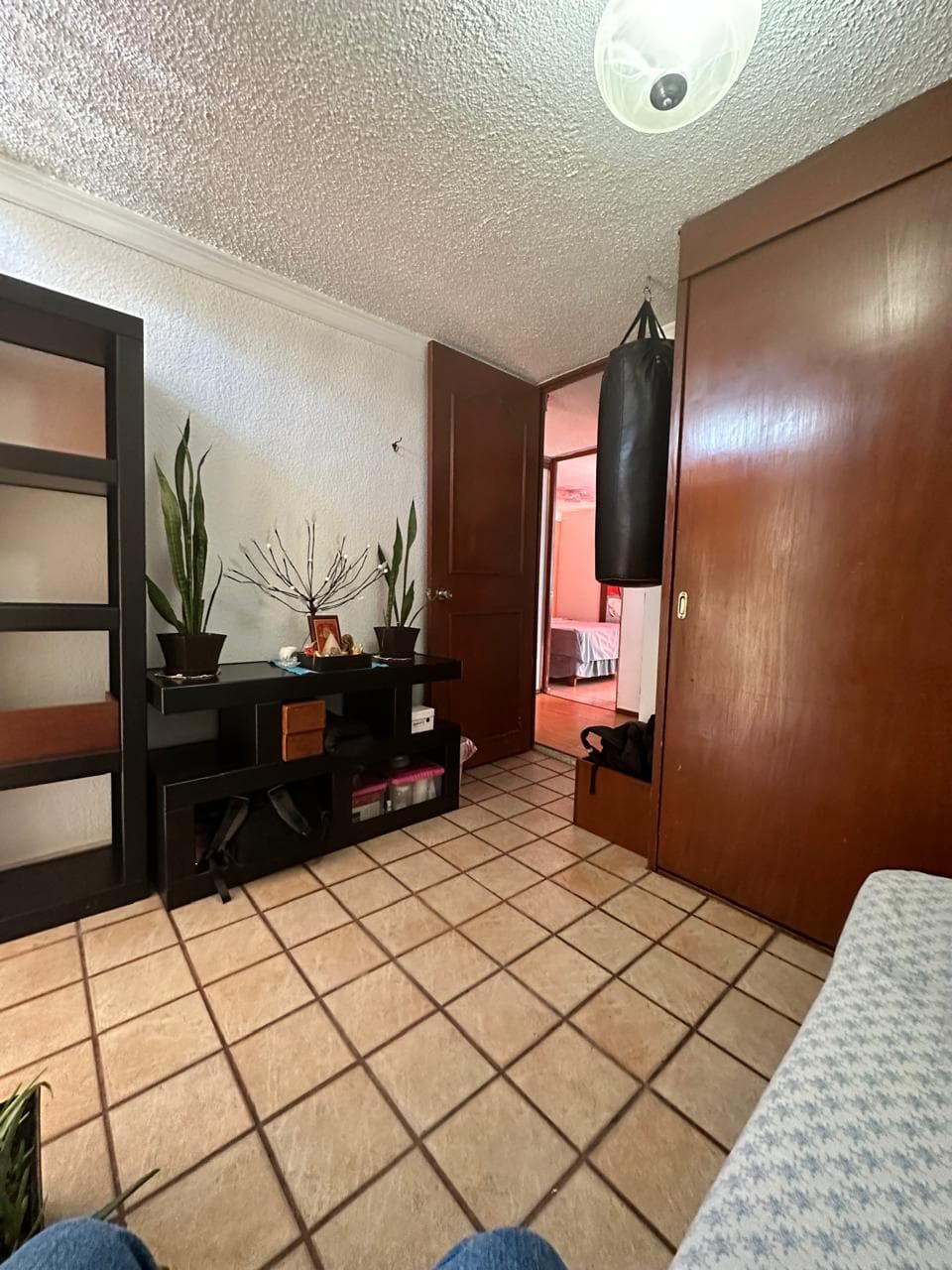 <p><span style="color: rgba(0, 0, 0, 0.6);">Bienvenido al hogar de tus sueños en Santo Domingo, Azcapotzalco! Este amplio departamento en el tercer piso, con 92m2 totales ofrece un espacio acogedor con 3 habitaciones, 2 baños, sala, comedor y cocina. Perfecto para crear recuerdos inolvidables con tu familia. Además, cuenta con la comodidad de 1 cajón de estacionamiento por separado del resto de los condóminos. Ubicado en la Av. Aquiles Serdán 297, en el encantador Barrio de Santo Domingo, Alcaldía Azcapotzalco, este departamento con ubicación privilegiada, es un refugio donde lo práctico y funcional tienen su punto de encuentro. ¡Descubre la armonía de la vida en este lugar que puedes llamar hogar!</span></p>