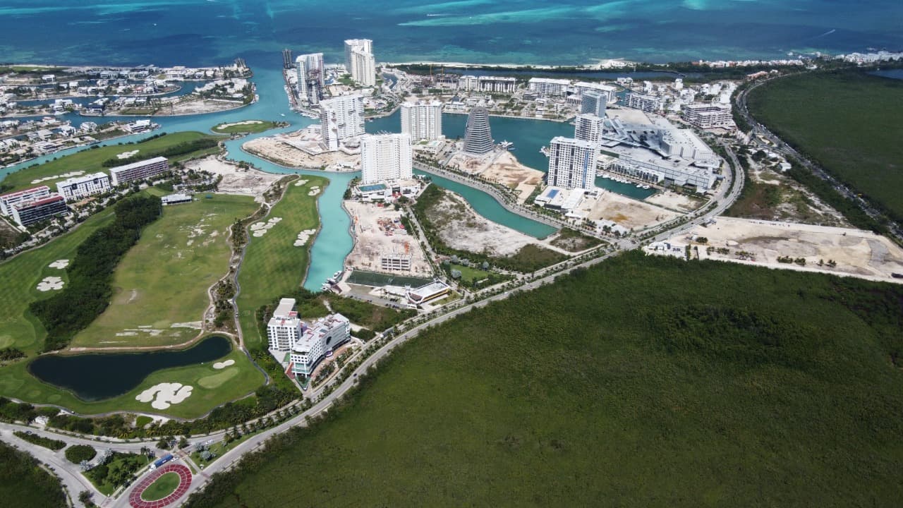 <p>Ubicado en la exclusiva comunidad de Puerto Cancún, BLAS propone un entorno diseñado para un estilo de vida en equilibrio, donde cada espacio tiene algo que ofrecer y cada persona encuentra momentos de plenitud y claridad a nivel del mar</p><p><br></p><p><br></p><p>Un ícono del Caribe Mexicano, su playa, áreas verdes, modernas instalaciones deportivas, recreativas y de entretenimiento como su increíble campo de golf, centro comercial, restaurantes de autor, club de playa y academias deportivas, son parte de la vida con la que sólo los mejores clubs de México y del mundo pueden soñar. Puerto Cancún es la conexión de tu propiedad al mar, a la naturaleza, a los espacios abiertos, activación física, experiencias gastronómicas, y en general a elevar tu calidad de vida.</p><p><br></p><p>Los espacios interiores en BLAS fueron diseñados por el arquitecto de origen portugués Filipao Nunes y su galardonado estudio, bajo la filosofía de que cada espacio debe crear y promover experiencias sensoriales para sus ocupantes. Cada detalle gira entorno a los conceptos de modulación, escala, iluminación y geometría. La idea de vivir, sentir, tocar e incluso respirar la arquitectura define todos sus proyectos. De igual forma, desarrollar a partir de un profundo respeto por la escala humana y el entorno, cuidando esta relación al mismo tiempo que se satisfacen las necesidades del usuario y se superan sus expectativas. BLAS y la esencia de su entorno se sincronizan de manera perfecta a través del diseño de Filipao Nunes, elevando la experiencia de un estilo de vida de playa con la mezcla ideal de comodidades y lujo.</p><p><br></p><p><br></p><p><br></p><p>La estructura y silueta de la torre son características importantes en la personalidad del proyecto, son un rasgo distintivo, además de transmitir una energía especial. Su modernidad, elegancia y sofisticadas formas hacen aún más interesante la experiencia de habitarlo y recorrerlo. Los materiales y texturas en fachadas, áreas comunes, andadores, lobby, conviven de manera natural con el paisaje y en general con el entorno de Puerto Cancún.</p>